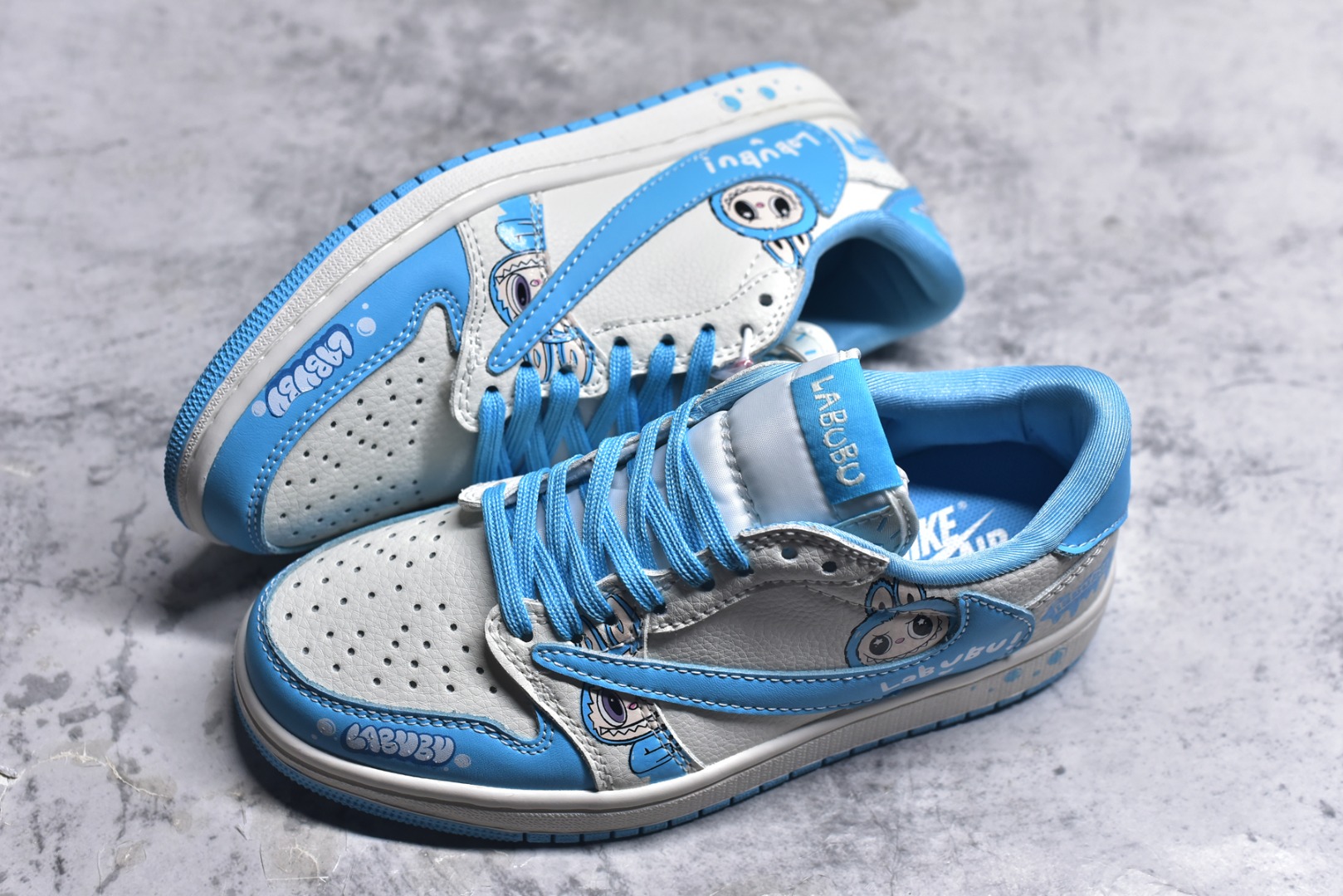 图片[7]-#Travis Scott x Fragment Design x Air Jordan 1 Low OG SP AJ1 乔1 米蓝色 低帮文化休闲板鞋 JW1188-165 #多方联名合作融合了Travis Scott 独特的音乐风格，藤原浩个性的设计风格以及Jordan品牌的经典元素 使其成为一双具有独特身份和价值的鞋子 清新而立体的外观加上联名标识更突出了其独特身份 这种配色方案显示出活力和时尚感 在视觉上引人注目 鞋身的质感和细腻的细节处理使其显得高端而格调十足 这款“倒钩”联名是设计与创意完美结合 融合多方的个性风格是一款备受瞩目的潮流鞋款 尺码：36 36.5 37.5 38 38.5 39 40 40.5 41 42 42.5 43 44 44.5 45 9.E5-选品中心