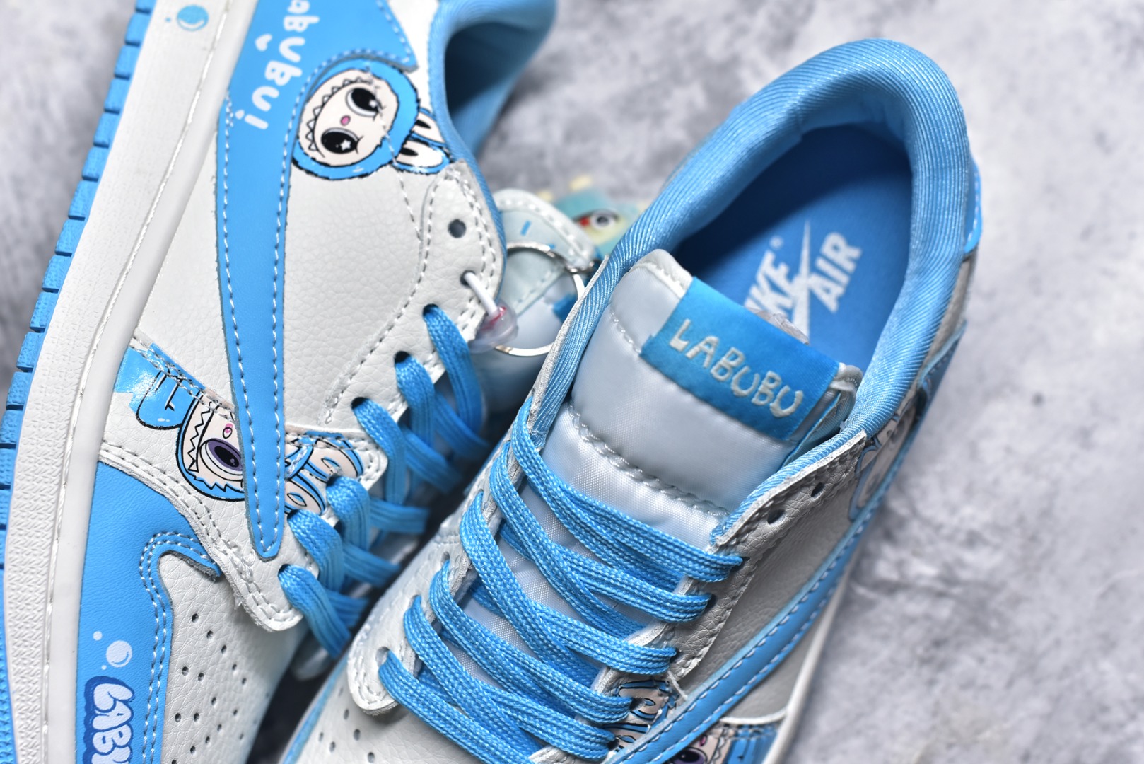 图片[9]-#Travis Scott x Fragment Design x Air Jordan 1 Low OG SP AJ1 乔1 米蓝色 低帮文化休闲板鞋 JW1188-165 #多方联名合作融合了Travis Scott 独特的音乐风格，藤原浩个性的设计风格以及Jordan品牌的经典元素 使其成为一双具有独特身份和价值的鞋子 清新而立体的外观加上联名标识更突出了其独特身份 这种配色方案显示出活力和时尚感 在视觉上引人注目 鞋身的质感和细腻的细节处理使其显得高端而格调十足 这款“倒钩”联名是设计与创意完美结合 融合多方的个性风格是一款备受瞩目的潮流鞋款 尺码：36 36.5 37.5 38 38.5 39 40 40.5 41 42 42.5 43 44 44.5 45 9.E5-选品中心