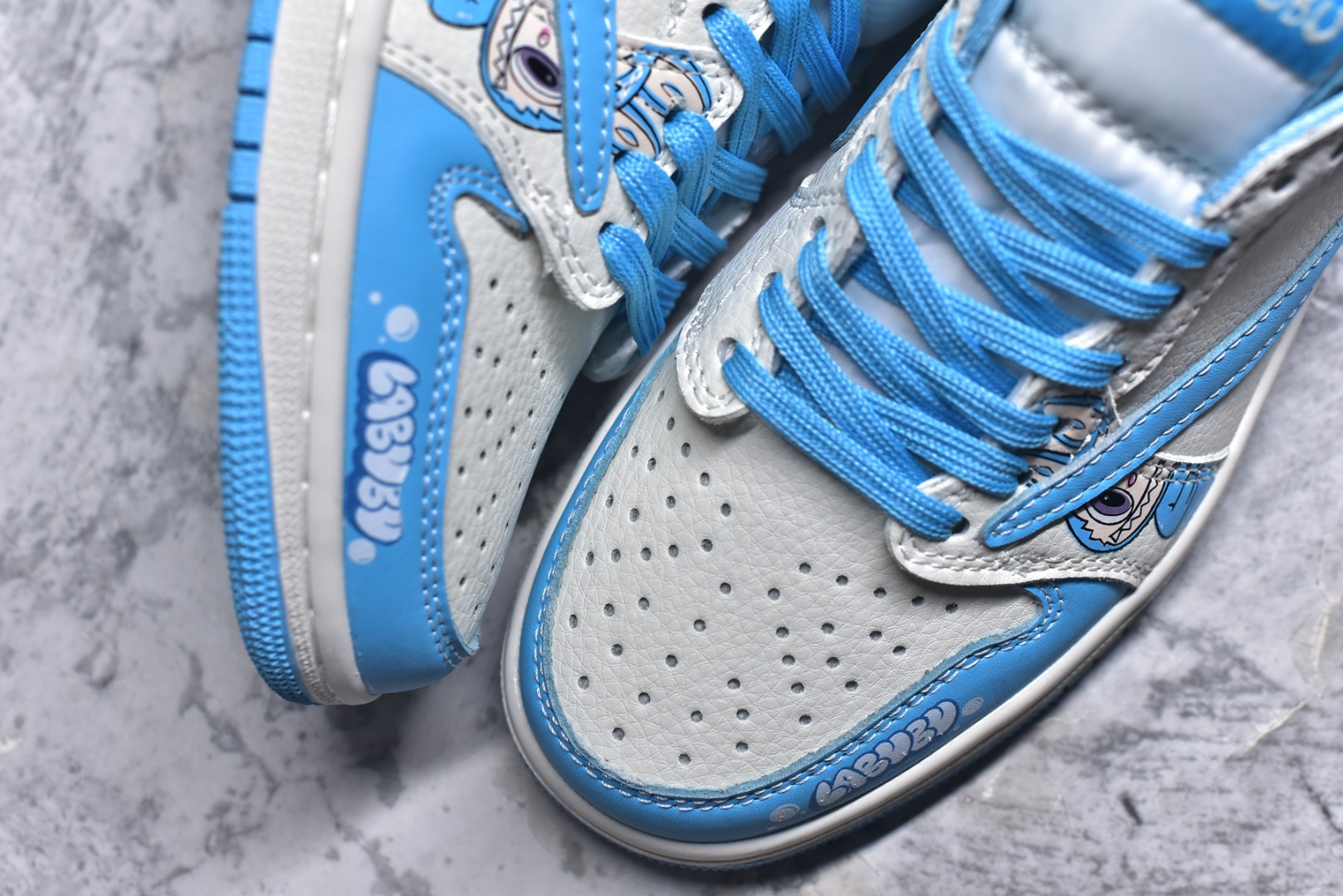 图片[8]-#Travis Scott x Fragment Design x Air Jordan 1 Low OG SP AJ1 乔1 米蓝色 低帮文化休闲板鞋 JW1188-165 #多方联名合作融合了Travis Scott 独特的音乐风格，藤原浩个性的设计风格以及Jordan品牌的经典元素 使其成为一双具有独特身份和价值的鞋子 清新而立体的外观加上联名标识更突出了其独特身份 这种配色方案显示出活力和时尚感 在视觉上引人注目 鞋身的质感和细腻的细节处理使其显得高端而格调十足 这款“倒钩”联名是设计与创意完美结合 融合多方的个性风格是一款备受瞩目的潮流鞋款 尺码：36 36.5 37.5 38 38.5 39 40 40.5 41 42 42.5 43 44 44.5 45 9.E5-选品中心