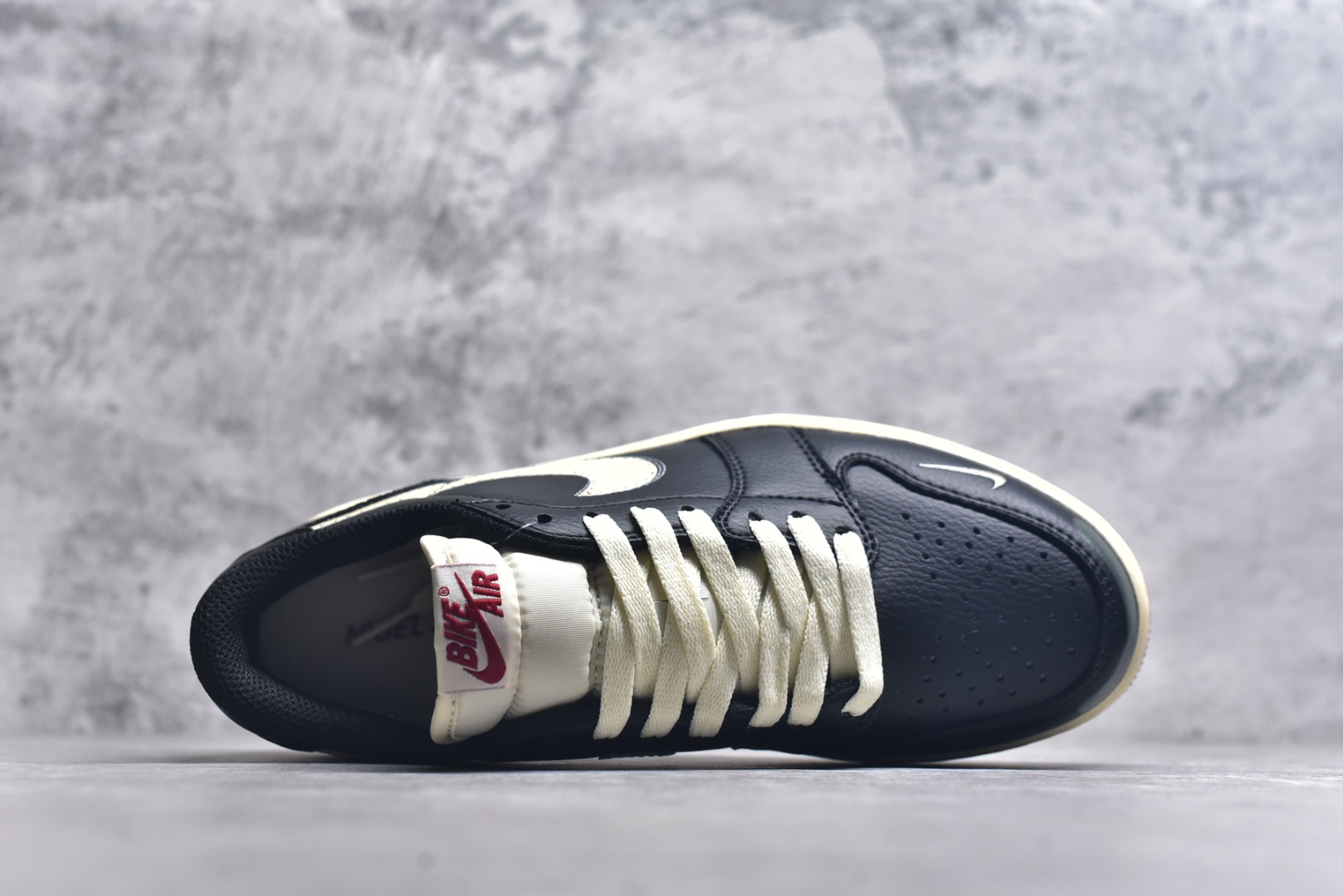 图片[4]-#Air Jordan AJ1 Low 低帮 IB8958-001 全新流水线出品 DT版本唯一平替选择 市场第二梯队最强版 全部原鞋开发 原楦原纸板开发 全鞋电脑针车 原厂内置全掌气垫 原盒内在原标 唯一Zp原版鞋带绑法 免检产品 全新2022版型 全头层皮料 完美零毛边处理 原厂配置全掌气垫 价格定位良心 几十个配色陆续出货 实拍调校N版已经零色差零失真 百分百还原实物色彩所见即所得 不存在货不对板色差等低级问题 选购参考实物拍摄 不混卖不参货 只用心做好货严格选品 承诺混一赔十 尺码：36 36.5 37.5 38 38.5 39 40 40.5 41 42 42.5 43 44 44.5 45-选品中心