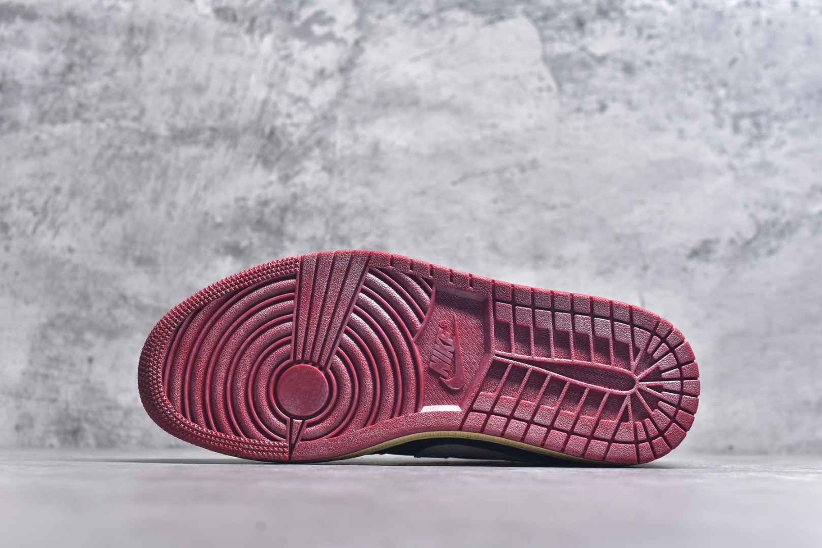 图片[6]-#Air Jordan AJ1 Low 低帮 IB8958-001 全新流水线出品 DT版本唯一平替选择 市场第二梯队最强版 全部原鞋开发 原楦原纸板开发 全鞋电脑针车 原厂内置全掌气垫 原盒内在原标 唯一Zp原版鞋带绑法 免检产品 全新2022版型 全头层皮料 完美零毛边处理 原厂配置全掌气垫 价格定位良心 几十个配色陆续出货 实拍调校N版已经零色差零失真 百分百还原实物色彩所见即所得 不存在货不对板色差等低级问题 选购参考实物拍摄 不混卖不参货 只用心做好货严格选品 承诺混一赔十 尺码：36 36.5 37.5 38 38.5 39 40 40.5 41 42 42.5 43 44 44.5 45-选品中心