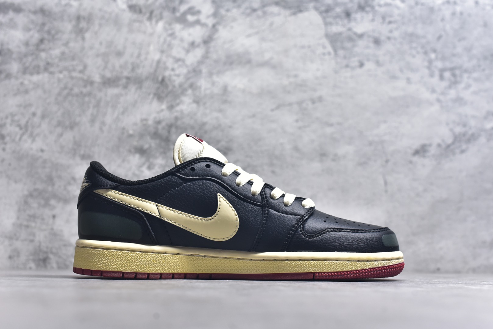 图片[3]-#Air Jordan AJ1 Low 低帮 IB8958-001 全新流水线出品 DT版本唯一平替选择 市场第二梯队最强版 全部原鞋开发 原楦原纸板开发 全鞋电脑针车 原厂内置全掌气垫 原盒内在原标 唯一Zp原版鞋带绑法 免检产品 全新2022版型 全头层皮料 完美零毛边处理 原厂配置全掌气垫 价格定位良心 几十个配色陆续出货 实拍调校N版已经零色差零失真 百分百还原实物色彩所见即所得 不存在货不对板色差等低级问题 选购参考实物拍摄 不混卖不参货 只用心做好货严格选品 承诺混一赔十 尺码：36 36.5 37.5 38 38.5 39 40 40.5 41 42 42.5 43 44 44.5 45-选品中心