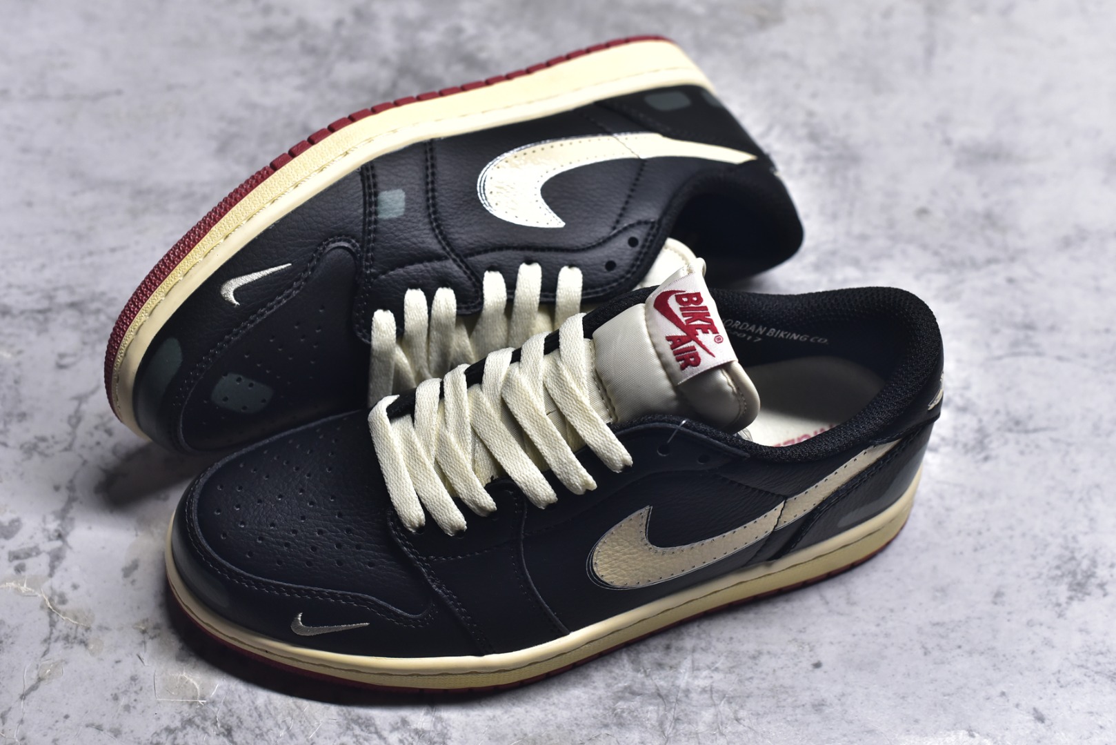 图片[7]-#Air Jordan AJ1 Low 低帮 IB8958-001 全新流水线出品 DT版本唯一平替选择 市场第二梯队最强版 全部原鞋开发 原楦原纸板开发 全鞋电脑针车 原厂内置全掌气垫 原盒内在原标 唯一Zp原版鞋带绑法 免检产品 全新2022版型 全头层皮料 完美零毛边处理 原厂配置全掌气垫 价格定位良心 几十个配色陆续出货 实拍调校N版已经零色差零失真 百分百还原实物色彩所见即所得 不存在货不对板色差等低级问题 选购参考实物拍摄 不混卖不参货 只用心做好货严格选品 承诺混一赔十 尺码：36 36.5 37.5 38 38.5 39 40 40.5 41 42 42.5 43 44 44.5 45-选品中心