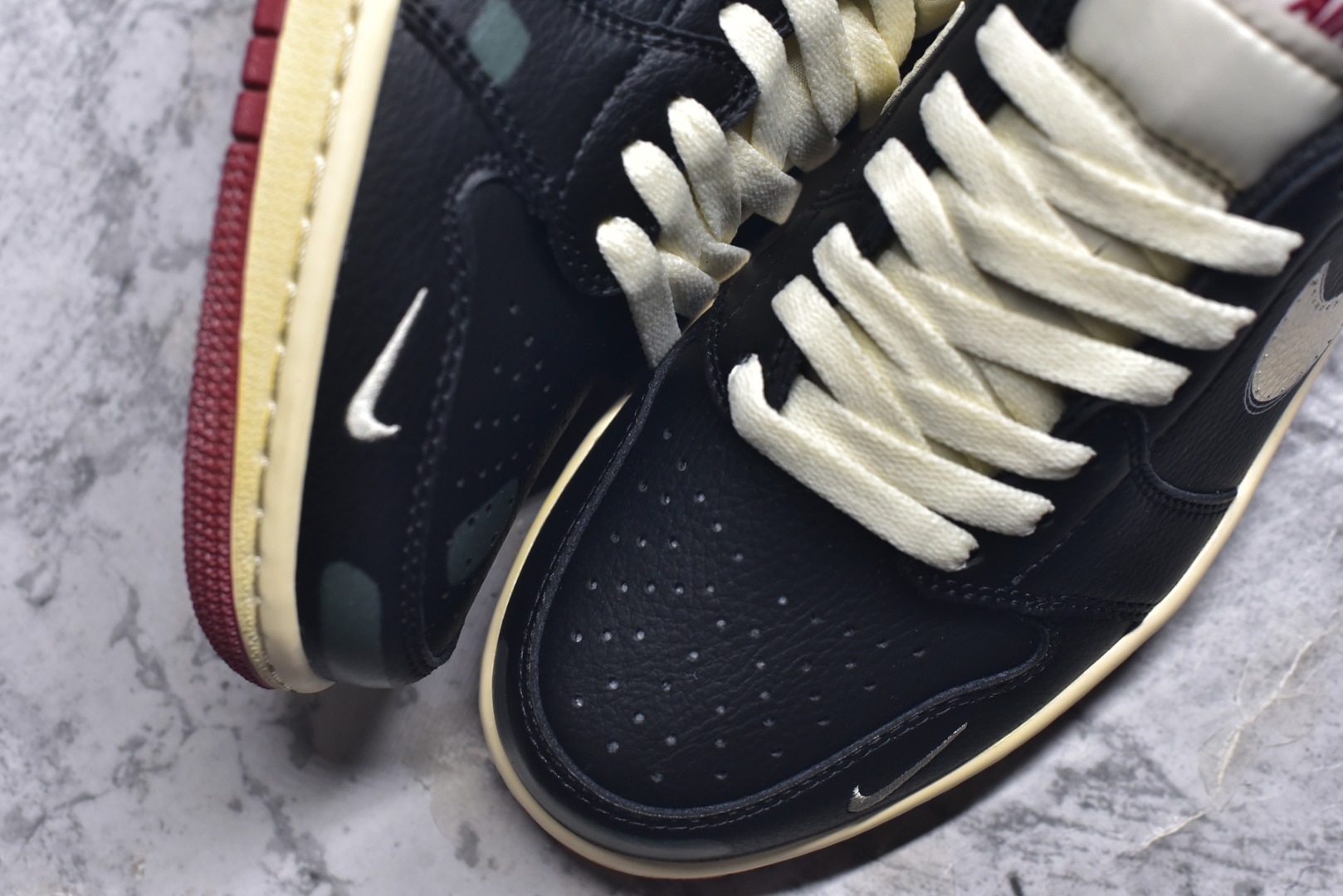 图片[8]-#Air Jordan AJ1 Low 低帮 IB8958-001 全新流水线出品 DT版本唯一平替选择 市场第二梯队最强版 全部原鞋开发 原楦原纸板开发 全鞋电脑针车 原厂内置全掌气垫 原盒内在原标 唯一Zp原版鞋带绑法 免检产品 全新2022版型 全头层皮料 完美零毛边处理 原厂配置全掌气垫 价格定位良心 几十个配色陆续出货 实拍调校N版已经零色差零失真 百分百还原实物色彩所见即所得 不存在货不对板色差等低级问题 选购参考实物拍摄 不混卖不参货 只用心做好货严格选品 承诺混一赔十 尺码：36 36.5 37.5 38 38.5 39 40 40.5 41 42 42.5 43 44 44.5 45-选品中心