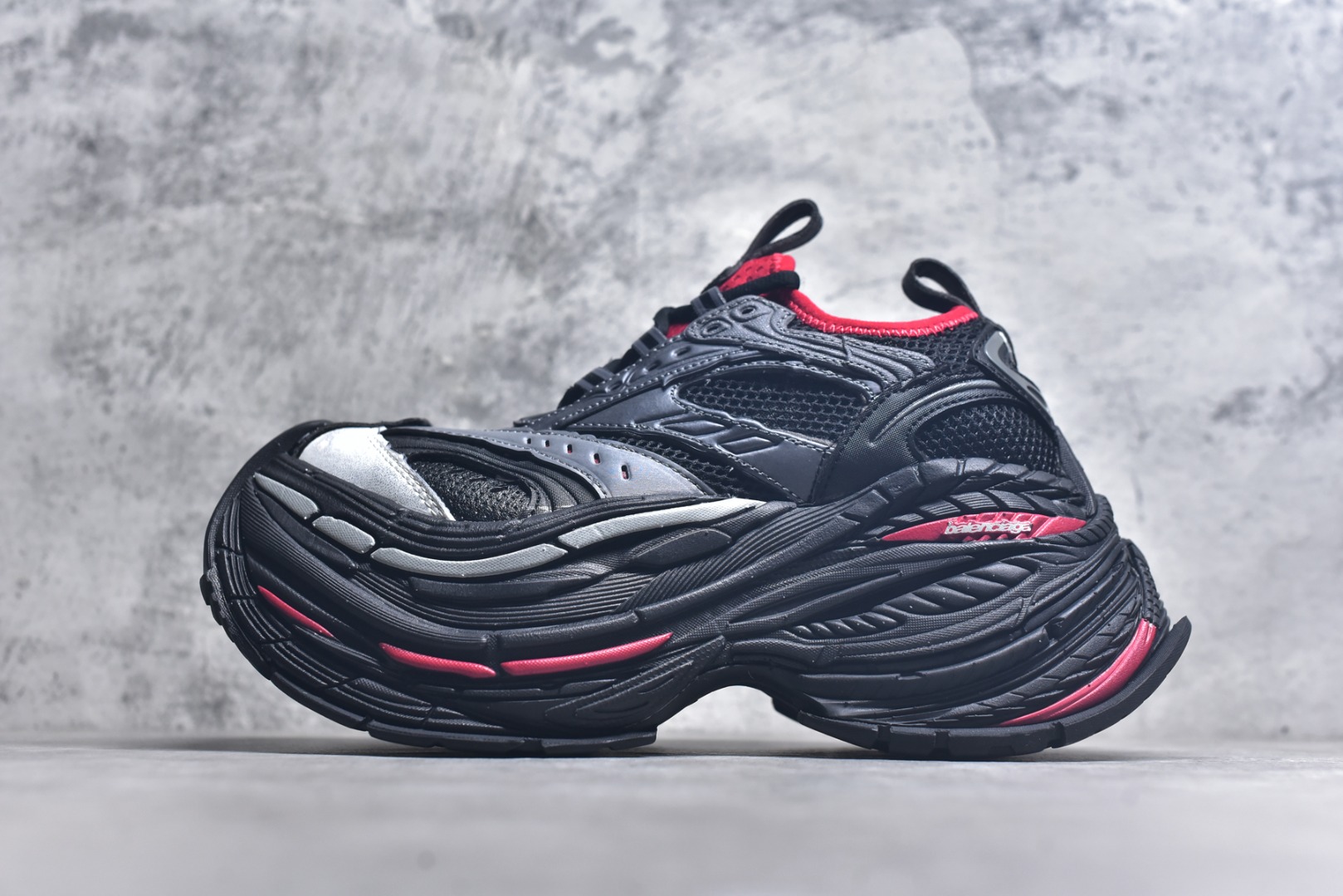 #Balenciaga巴黎世家17代 MONDAY 其前卫的设计、夸张的体积和反光细节赋予其特别的轮廓 采用头层牛皮材质制成，带来良好脚感，外观全新造型，鞋身富有潮流感且易穿搭，正确做旧，多层组合橡胶大底防滑耐磨货号：821135 WPLTF 0325 尺码：35-46-选品中心