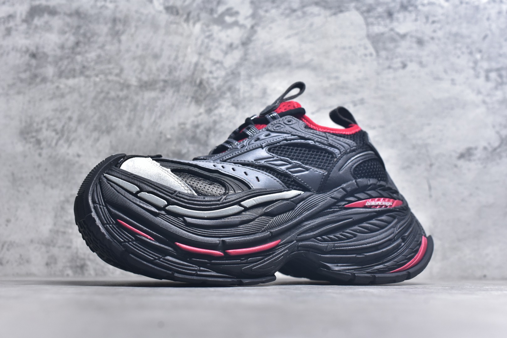 图片[2]-#Balenciaga巴黎世家17代 MONDAY 其前卫的设计、夸张的体积和反光细节赋予其特别的轮廓 采用头层牛皮材质制成，带来良好脚感，外观全新造型，鞋身富有潮流感且易穿搭，正确做旧，多层组合橡胶大底防滑耐磨货号：821135 WPLTF 0325 尺码：35-46-选品中心