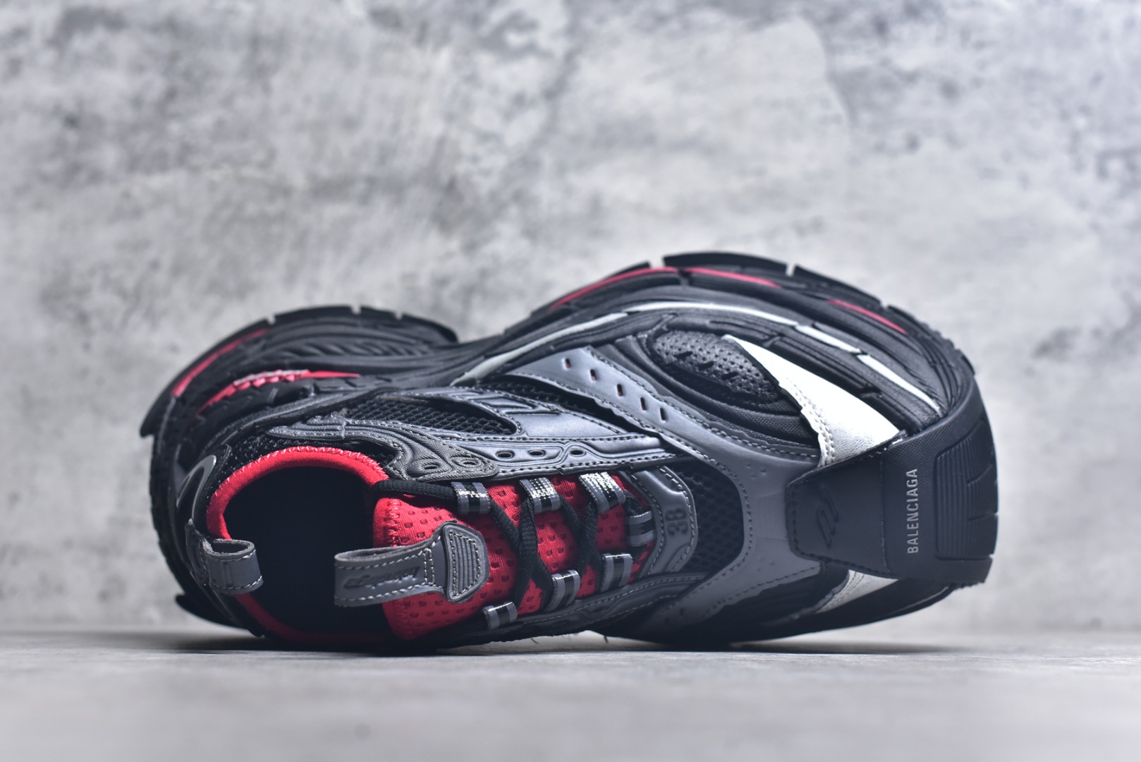 图片[4]-#Balenciaga巴黎世家17代 MONDAY 其前卫的设计、夸张的体积和反光细节赋予其特别的轮廓 采用头层牛皮材质制成，带来良好脚感，外观全新造型，鞋身富有潮流感且易穿搭，正确做旧，多层组合橡胶大底防滑耐磨货号：821135 WPLTF 0325 尺码：35-46-选品中心