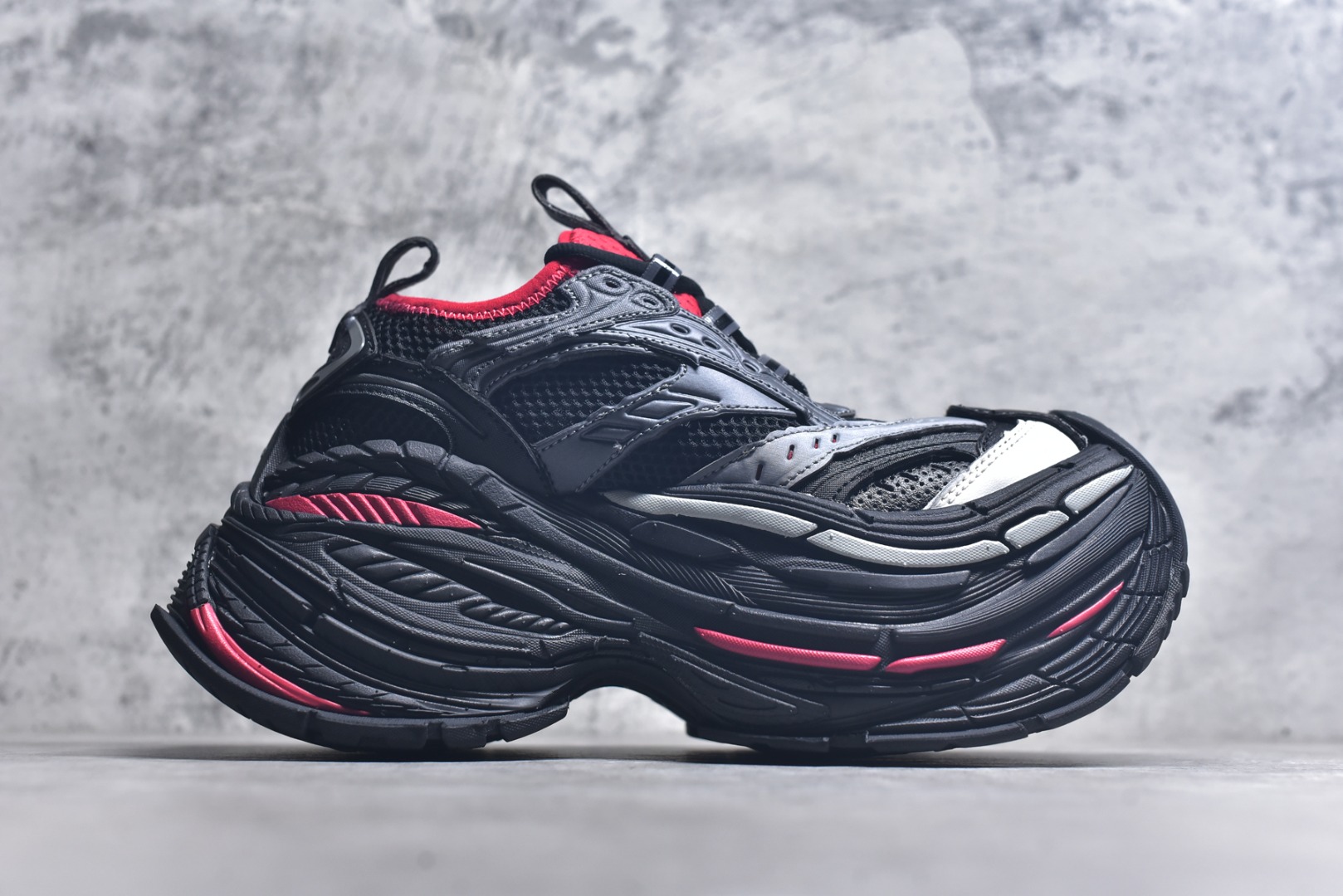 图片[3]-#Balenciaga巴黎世家17代 MONDAY 其前卫的设计、夸张的体积和反光细节赋予其特别的轮廓 采用头层牛皮材质制成，带来良好脚感，外观全新造型，鞋身富有潮流感且易穿搭，正确做旧，多层组合橡胶大底防滑耐磨货号：821135 WPLTF 0325 尺码：35-46-选品中心