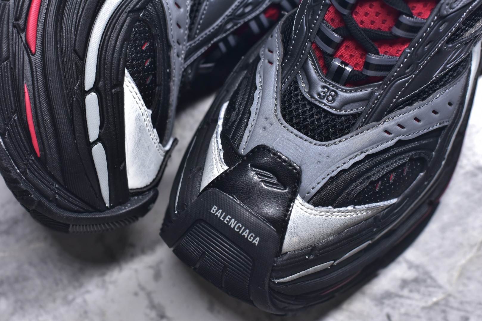 图片[8]-#Balenciaga巴黎世家17代 MONDAY 其前卫的设计、夸张的体积和反光细节赋予其特别的轮廓 采用头层牛皮材质制成，带来良好脚感，外观全新造型，鞋身富有潮流感且易穿搭，正确做旧，多层组合橡胶大底防滑耐磨货号：821135 WPLTF 0325 尺码：35-46-选品中心