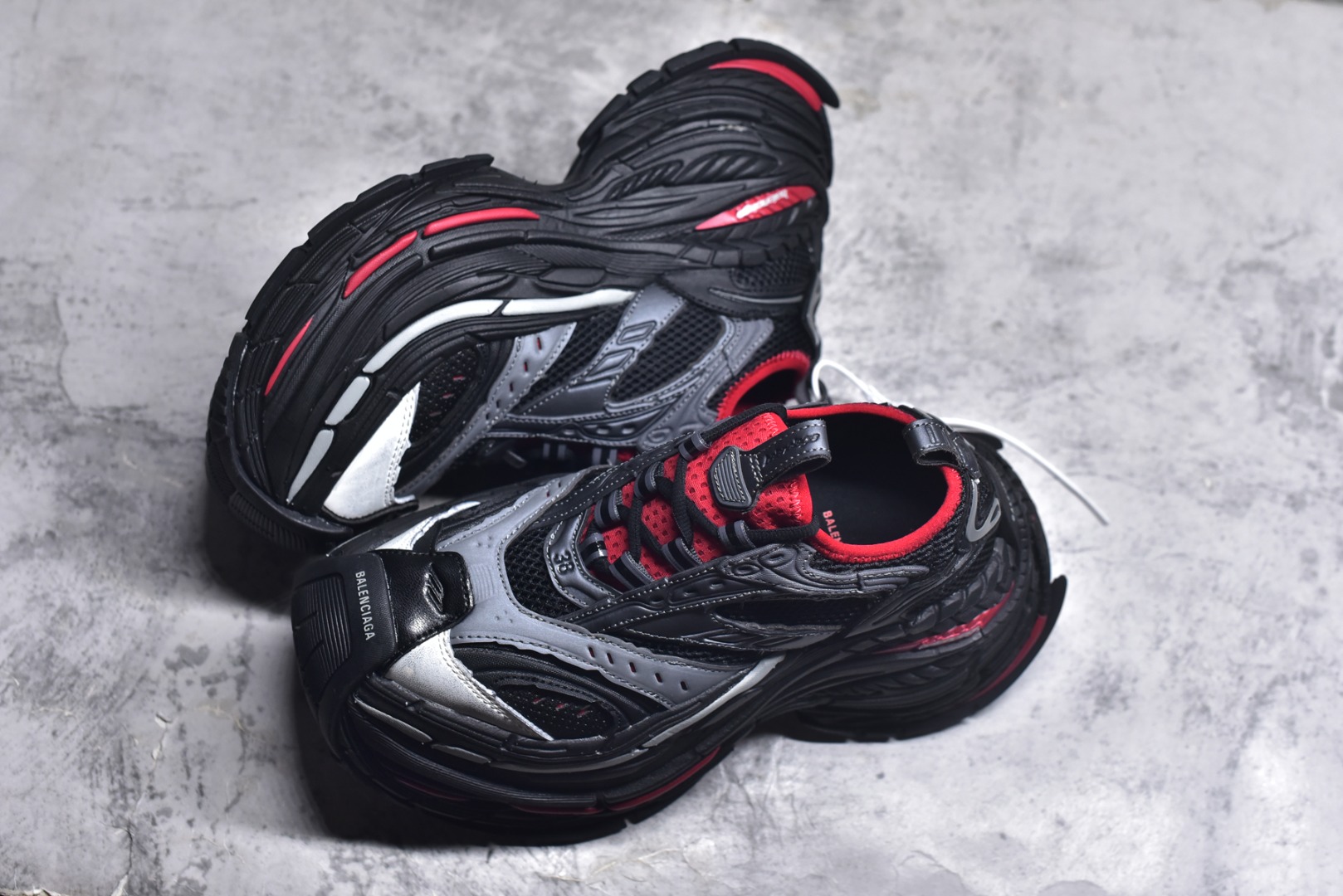 图片[7]-#Balenciaga巴黎世家17代 MONDAY 其前卫的设计、夸张的体积和反光细节赋予其特别的轮廓 采用头层牛皮材质制成，带来良好脚感，外观全新造型，鞋身富有潮流感且易穿搭，正确做旧，多层组合橡胶大底防滑耐磨货号：821135 WPLTF 0325 尺码：35-46-选品中心