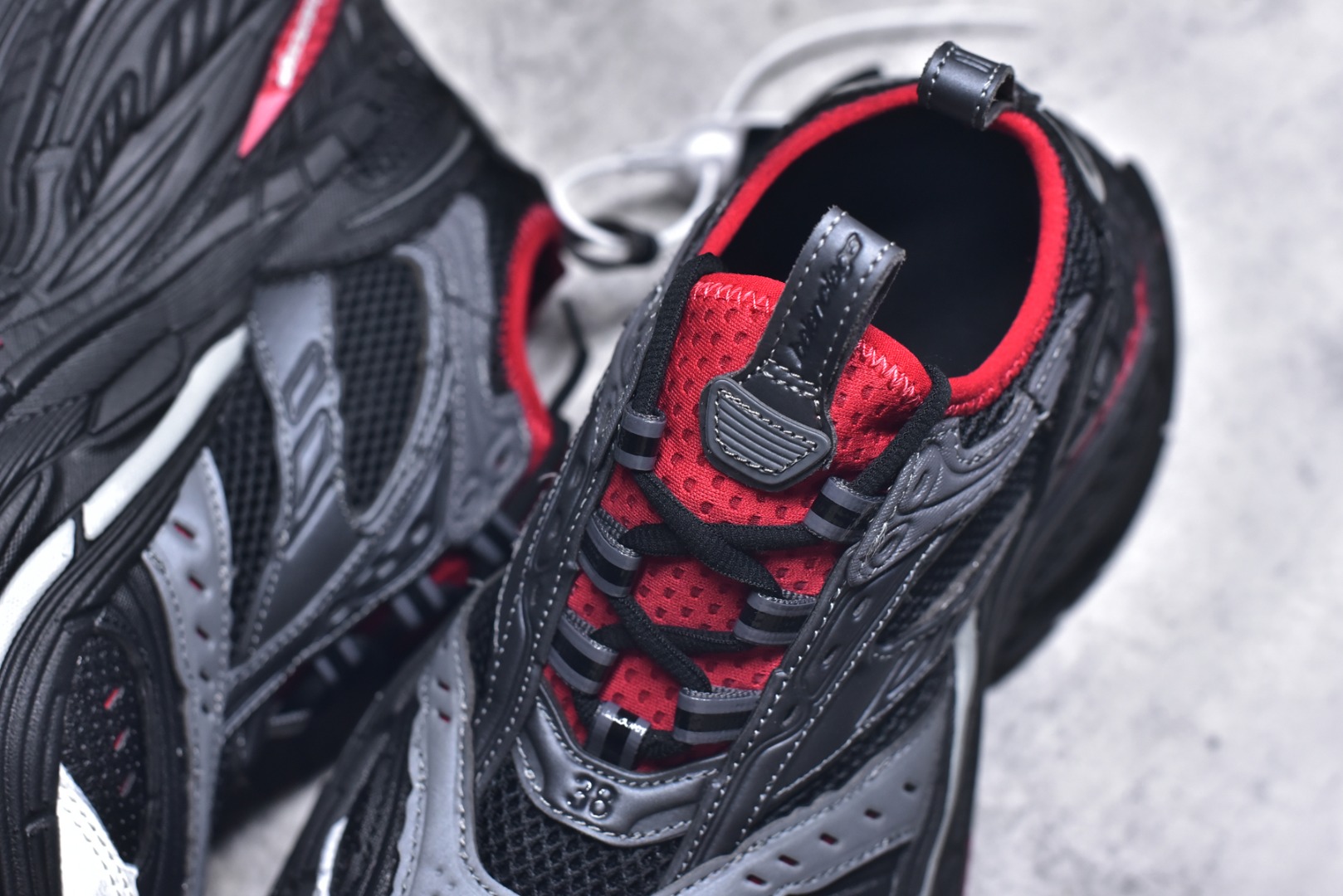 图片[9]-#Balenciaga巴黎世家17代 MONDAY 其前卫的设计、夸张的体积和反光细节赋予其特别的轮廓 采用头层牛皮材质制成，带来良好脚感，外观全新造型，鞋身富有潮流感且易穿搭，正确做旧，多层组合橡胶大底防滑耐磨货号：821135 WPLTF 0325 尺码：35-46-选品中心