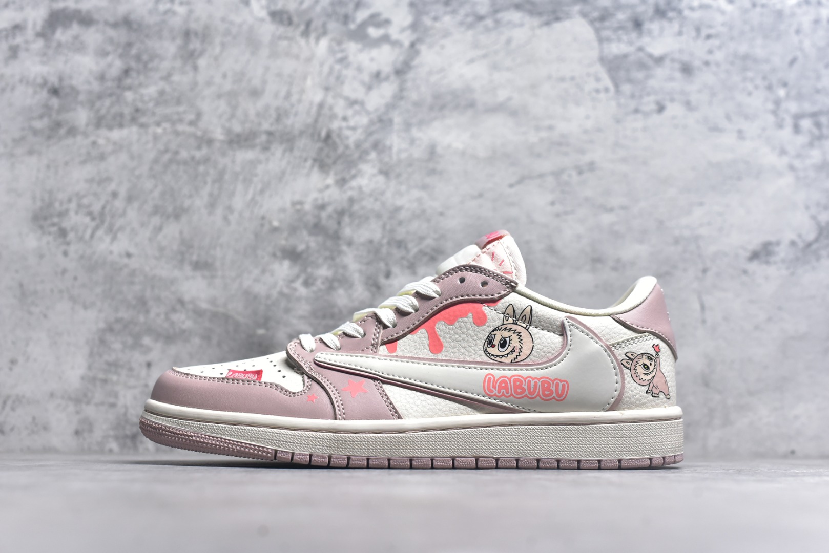 #海外爆款限量发售！Travis Scott x Fragment Design x Jordan Air Jordan 1 Low OG SP “粉泼墨拉布布” 多方联名合作融合了Travi翻毛蓝勾s Scott 独特的音乐风格，藤原浩个性的设计风格以及Jordan品牌的经典元素 使其成为一双具有独特身份和价值的鞋子 清新而立体的外观加上联名标识更突出了其独特身份 这种配色方案显示出活力和时尚感 在视觉上引人注目 鞋身的质感和细腻的细节处理使其显得高端而格调十足 这款“倒钩”联名是设计与创意完美结合 融合多方的个性风格是一款备受瞩目的潮流鞋款 低帮休闲板鞋 定制鞋盒 大厂纯原品质出货 超高清洁度 皮料切割干净无任何毛边 细节完美 货号：DZ5899-021 尺码：36 36.5 37.5 38 38.5 39 40 40.5 41 42 42.5 43 44 44.5 45-选品中心
