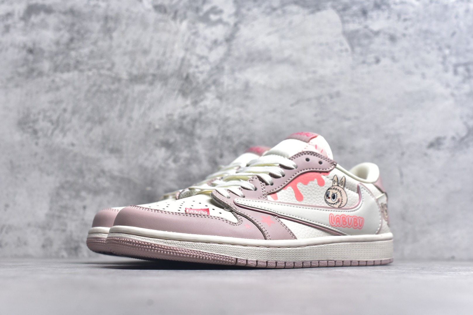 图片[2]-#海外爆款限量发售！Travis Scott x Fragment Design x Jordan Air Jordan 1 Low OG SP “粉泼墨拉布布” 多方联名合作融合了Travi翻毛蓝勾s Scott 独特的音乐风格，藤原浩个性的设计风格以及Jordan品牌的经典元素 使其成为一双具有独特身份和价值的鞋子 清新而立体的外观加上联名标识更突出了其独特身份 这种配色方案显示出活力和时尚感 在视觉上引人注目 鞋身的质感和细腻的细节处理使其显得高端而格调十足 这款“倒钩”联名是设计与创意完美结合 融合多方的个性风格是一款备受瞩目的潮流鞋款 低帮休闲板鞋 定制鞋盒 大厂纯原品质出货 超高清洁度 皮料切割干净无任何毛边 细节完美 货号：DZ5899-021 尺码：36 36.5 37.5 38 38.5 39 40 40.5 41 42 42.5 43 44 44.5 45-选品中心