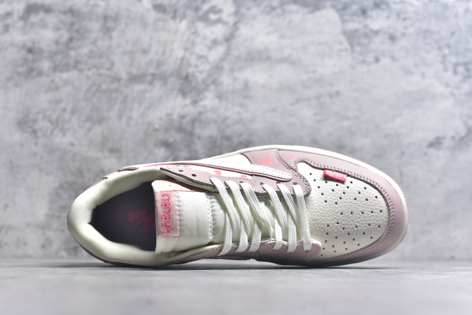 图片[4]-#海外爆款限量发售！Travis Scott x Fragment Design x Jordan Air Jordan 1 Low OG SP “粉泼墨拉布布” 多方联名合作融合了Travi翻毛蓝勾s Scott 独特的音乐风格，藤原浩个性的设计风格以及Jordan品牌的经典元素 使其成为一双具有独特身份和价值的鞋子 清新而立体的外观加上联名标识更突出了其独特身份 这种配色方案显示出活力和时尚感 在视觉上引人注目 鞋身的质感和细腻的细节处理使其显得高端而格调十足 这款“倒钩”联名是设计与创意完美结合 融合多方的个性风格是一款备受瞩目的潮流鞋款 低帮休闲板鞋 定制鞋盒 大厂纯原品质出货 超高清洁度 皮料切割干净无任何毛边 细节完美 货号：DZ5899-021 尺码：36 36.5 37.5 38 38.5 39 40 40.5 41 42 42.5 43 44 44.5 45-选品中心