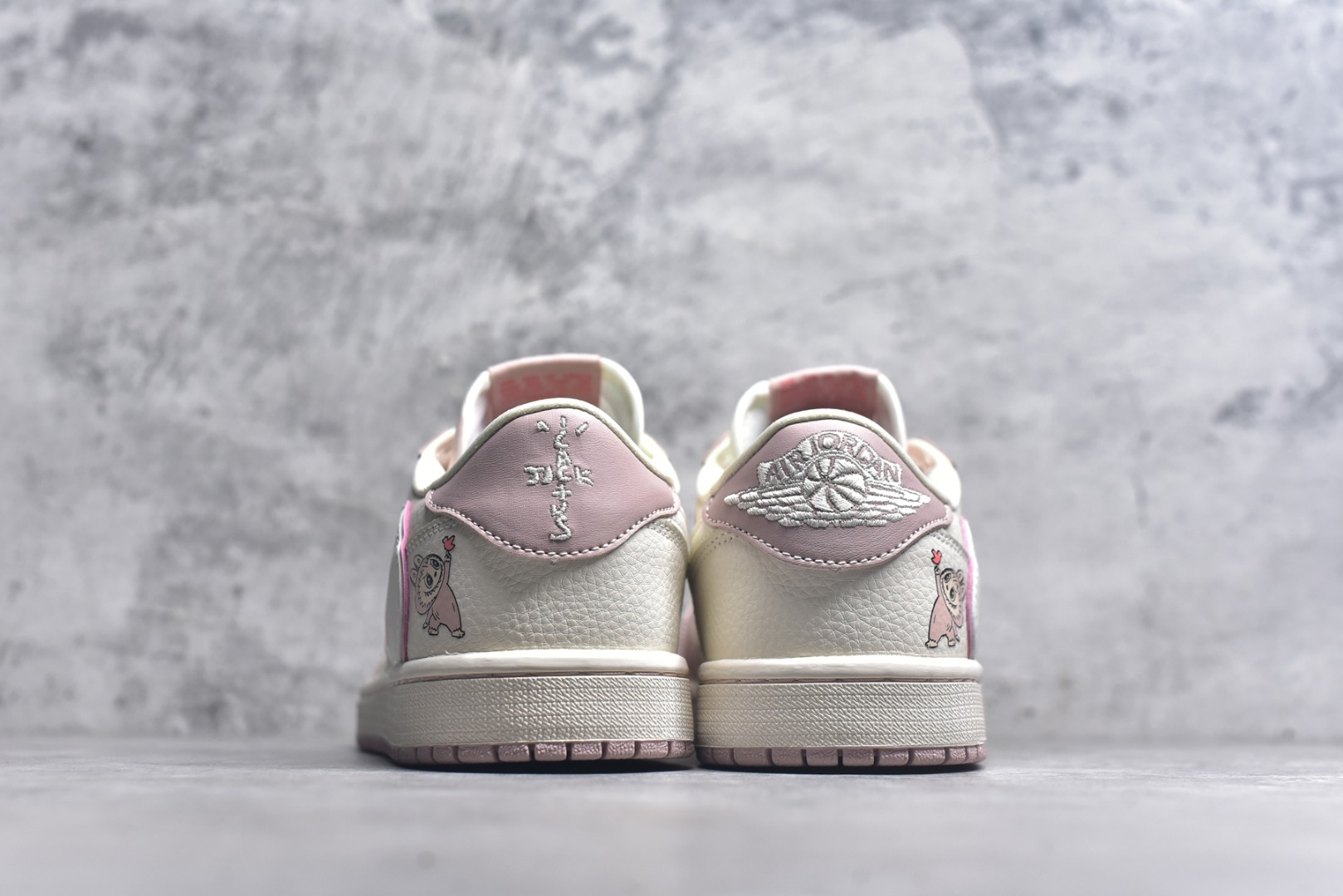 图片[5]-#海外爆款限量发售！Travis Scott x Fragment Design x Jordan Air Jordan 1 Low OG SP “粉泼墨拉布布” 多方联名合作融合了Travi翻毛蓝勾s Scott 独特的音乐风格，藤原浩个性的设计风格以及Jordan品牌的经典元素 使其成为一双具有独特身份和价值的鞋子 清新而立体的外观加上联名标识更突出了其独特身份 这种配色方案显示出活力和时尚感 在视觉上引人注目 鞋身的质感和细腻的细节处理使其显得高端而格调十足 这款“倒钩”联名是设计与创意完美结合 融合多方的个性风格是一款备受瞩目的潮流鞋款 低帮休闲板鞋 定制鞋盒 大厂纯原品质出货 超高清洁度 皮料切割干净无任何毛边 细节完美 货号：DZ5899-021 尺码：36 36.5 37.5 38 38.5 39 40 40.5 41 42 42.5 43 44 44.5 45-选品中心