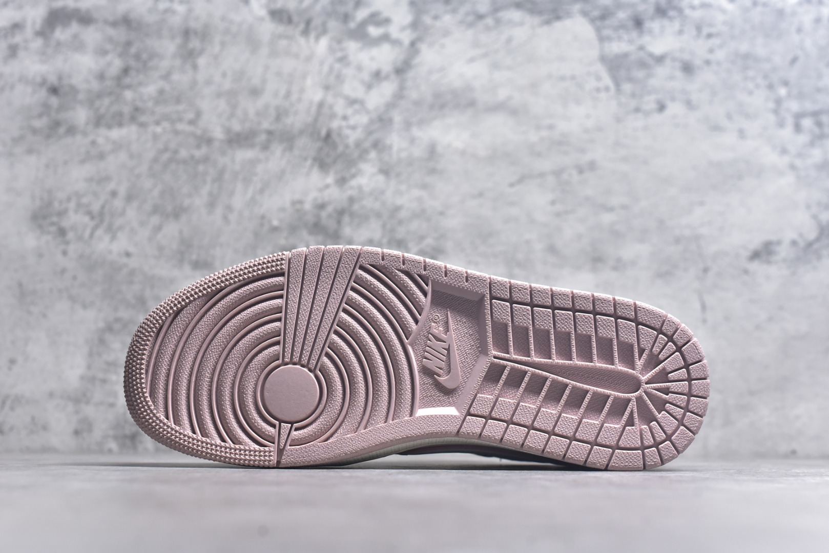 图片[6]-#海外爆款限量发售！Travis Scott x Fragment Design x Jordan Air Jordan 1 Low OG SP “粉泼墨拉布布” 多方联名合作融合了Travi翻毛蓝勾s Scott 独特的音乐风格，藤原浩个性的设计风格以及Jordan品牌的经典元素 使其成为一双具有独特身份和价值的鞋子 清新而立体的外观加上联名标识更突出了其独特身份 这种配色方案显示出活力和时尚感 在视觉上引人注目 鞋身的质感和细腻的细节处理使其显得高端而格调十足 这款“倒钩”联名是设计与创意完美结合 融合多方的个性风格是一款备受瞩目的潮流鞋款 低帮休闲板鞋 定制鞋盒 大厂纯原品质出货 超高清洁度 皮料切割干净无任何毛边 细节完美 货号：DZ5899-021 尺码：36 36.5 37.5 38 38.5 39 40 40.5 41 42 42.5 43 44 44.5 45-选品中心