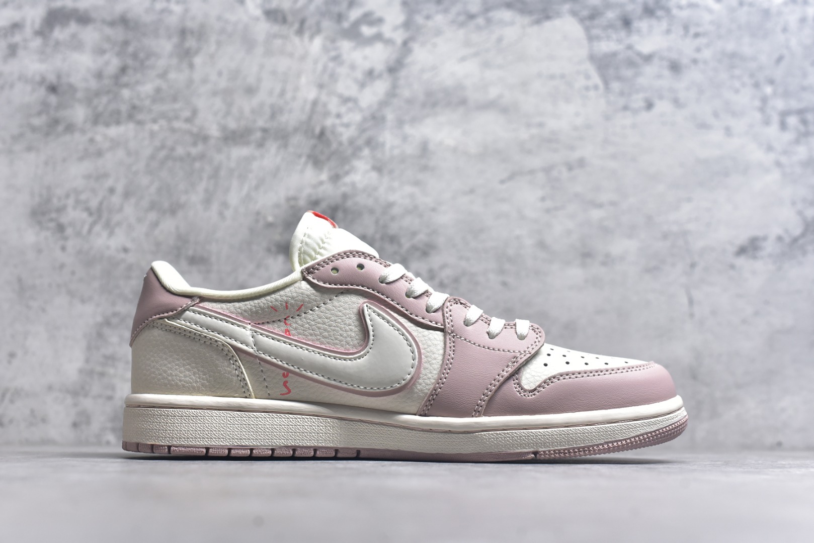 图片[3]-#海外爆款限量发售！Travis Scott x Fragment Design x Jordan Air Jordan 1 Low OG SP “粉泼墨拉布布” 多方联名合作融合了Travi翻毛蓝勾s Scott 独特的音乐风格，藤原浩个性的设计风格以及Jordan品牌的经典元素 使其成为一双具有独特身份和价值的鞋子 清新而立体的外观加上联名标识更突出了其独特身份 这种配色方案显示出活力和时尚感 在视觉上引人注目 鞋身的质感和细腻的细节处理使其显得高端而格调十足 这款“倒钩”联名是设计与创意完美结合 融合多方的个性风格是一款备受瞩目的潮流鞋款 低帮休闲板鞋 定制鞋盒 大厂纯原品质出货 超高清洁度 皮料切割干净无任何毛边 细节完美 货号：DZ5899-021 尺码：36 36.5 37.5 38 38.5 39 40 40.5 41 42 42.5 43 44 44.5 45-选品中心