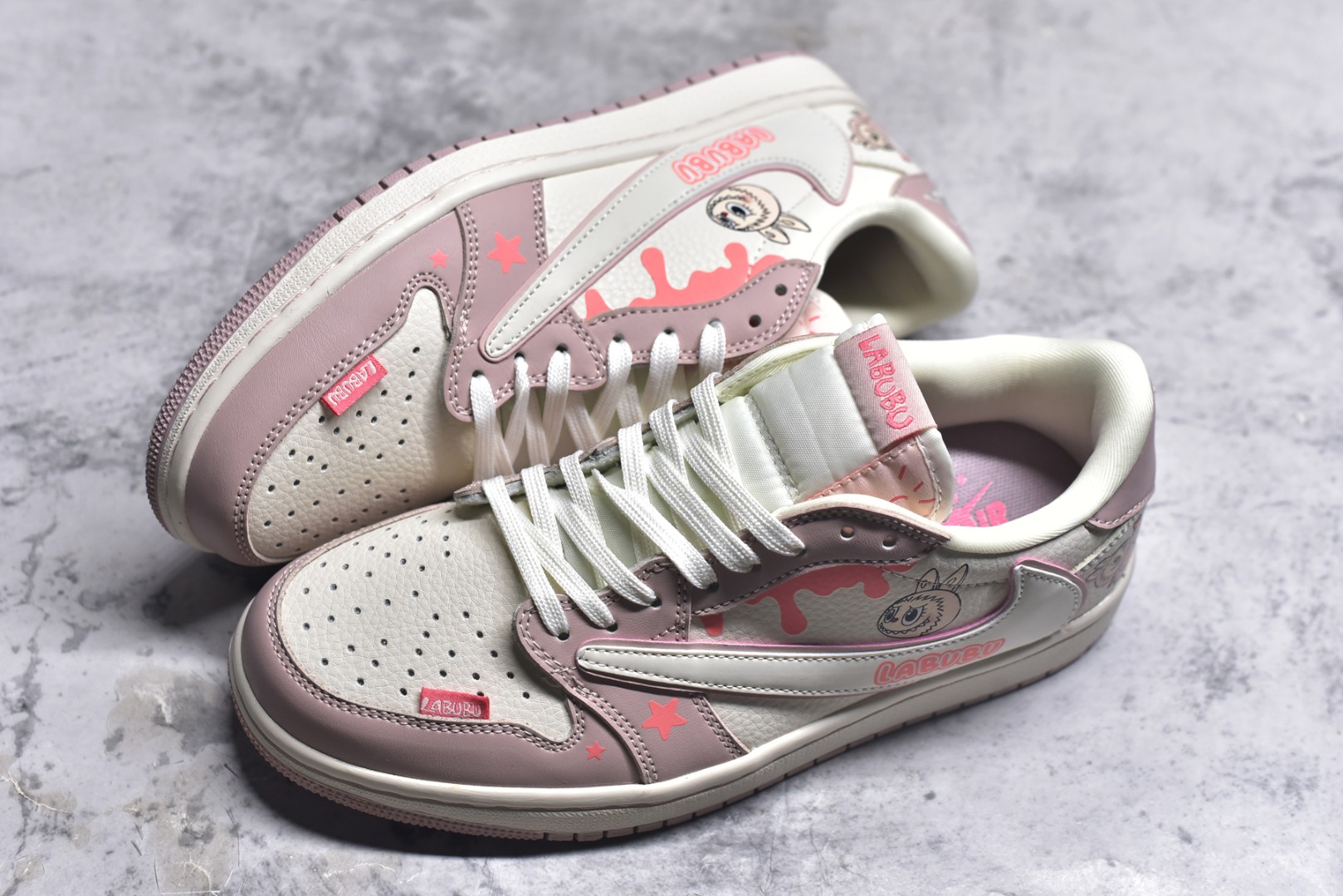 图片[7]-#海外爆款限量发售！Travis Scott x Fragment Design x Jordan Air Jordan 1 Low OG SP “粉泼墨拉布布” 多方联名合作融合了Travi翻毛蓝勾s Scott 独特的音乐风格，藤原浩个性的设计风格以及Jordan品牌的经典元素 使其成为一双具有独特身份和价值的鞋子 清新而立体的外观加上联名标识更突出了其独特身份 这种配色方案显示出活力和时尚感 在视觉上引人注目 鞋身的质感和细腻的细节处理使其显得高端而格调十足 这款“倒钩”联名是设计与创意完美结合 融合多方的个性风格是一款备受瞩目的潮流鞋款 低帮休闲板鞋 定制鞋盒 大厂纯原品质出货 超高清洁度 皮料切割干净无任何毛边 细节完美 货号：DZ5899-021 尺码：36 36.5 37.5 38 38.5 39 40 40.5 41 42 42.5 43 44 44.5 45-选品中心