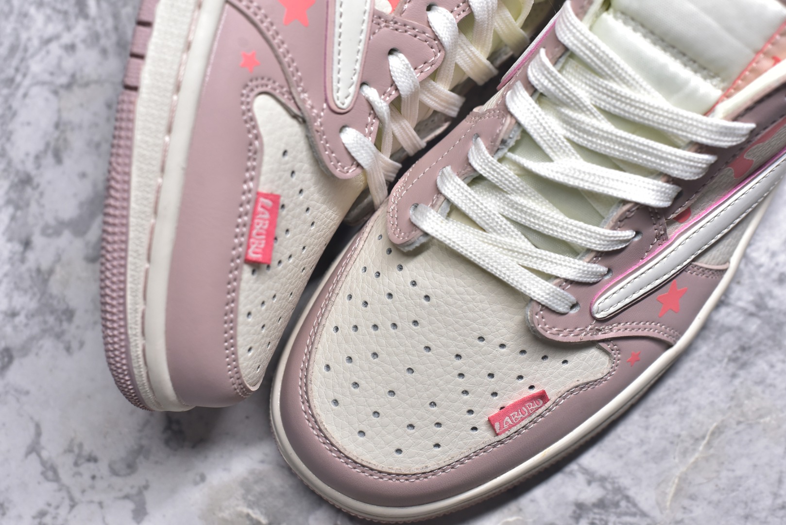 图片[8]-#海外爆款限量发售！Travis Scott x Fragment Design x Jordan Air Jordan 1 Low OG SP “粉泼墨拉布布” 多方联名合作融合了Travi翻毛蓝勾s Scott 独特的音乐风格，藤原浩个性的设计风格以及Jordan品牌的经典元素 使其成为一双具有独特身份和价值的鞋子 清新而立体的外观加上联名标识更突出了其独特身份 这种配色方案显示出活力和时尚感 在视觉上引人注目 鞋身的质感和细腻的细节处理使其显得高端而格调十足 这款“倒钩”联名是设计与创意完美结合 融合多方的个性风格是一款备受瞩目的潮流鞋款 低帮休闲板鞋 定制鞋盒 大厂纯原品质出货 超高清洁度 皮料切割干净无任何毛边 细节完美 货号：DZ5899-021 尺码：36 36.5 37.5 38 38.5 39 40 40.5 41 42 42.5 43 44 44.5 45-选品中心