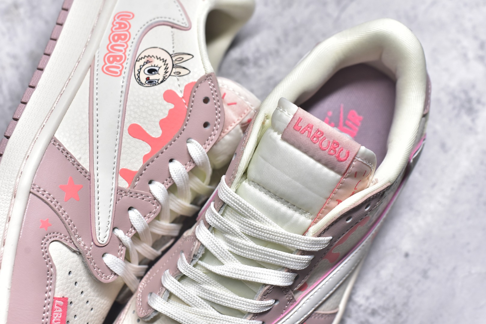 图片[9]-#海外爆款限量发售！Travis Scott x Fragment Design x Jordan Air Jordan 1 Low OG SP “粉泼墨拉布布” 多方联名合作融合了Travi翻毛蓝勾s Scott 独特的音乐风格，藤原浩个性的设计风格以及Jordan品牌的经典元素 使其成为一双具有独特身份和价值的鞋子 清新而立体的外观加上联名标识更突出了其独特身份 这种配色方案显示出活力和时尚感 在视觉上引人注目 鞋身的质感和细腻的细节处理使其显得高端而格调十足 这款“倒钩”联名是设计与创意完美结合 融合多方的个性风格是一款备受瞩目的潮流鞋款 低帮休闲板鞋 定制鞋盒 大厂纯原品质出货 超高清洁度 皮料切割干净无任何毛边 细节完美 货号：DZ5899-021 尺码：36 36.5 37.5 38 38.5 39 40 40.5 41 42 42.5 43 44 44.5 45-选品中心