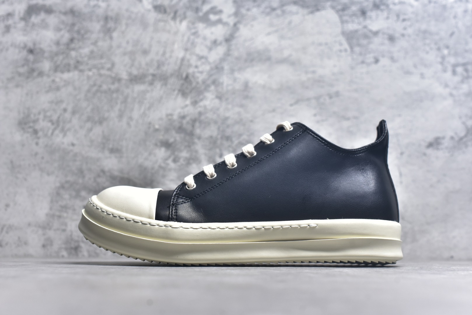 #Rick Owens Jumbo Laces 圆头面包鞋 采用水染粒面羔羊皮鞋面材质 质感无敌 胖丁面包鞋设计 内附有记忆海绵 柔软舒适又增添胖萌可爱 TPU高密度大底 一比一规格天地盖礼盒 全套配件齐全 质感爆棚的鞋款 尺码：36 37 38 39 40 41 42 43 44 45-选品中心