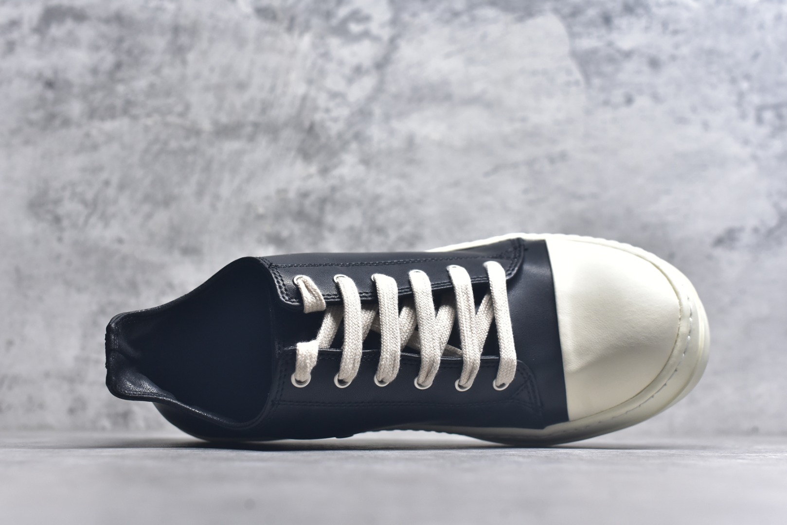 图片[4]-#Rick Owens Jumbo Laces 圆头面包鞋 采用水染粒面羔羊皮鞋面材质 质感无敌 胖丁面包鞋设计 内附有记忆海绵 柔软舒适又增添胖萌可爱 TPU高密度大底 一比一规格天地盖礼盒 全套配件齐全 质感爆棚的鞋款 尺码：36 37 38 39 40 41 42 43 44 45-选品中心