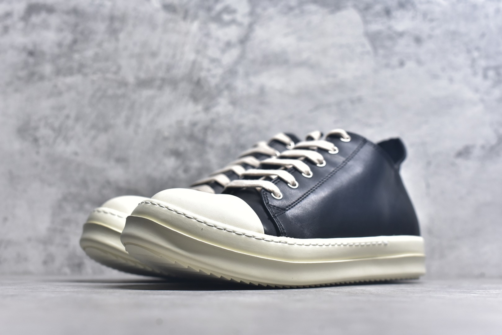 图片[2]-#Rick Owens Jumbo Laces 圆头面包鞋 采用水染粒面羔羊皮鞋面材质 质感无敌 胖丁面包鞋设计 内附有记忆海绵 柔软舒适又增添胖萌可爱 TPU高密度大底 一比一规格天地盖礼盒 全套配件齐全 质感爆棚的鞋款 尺码：36 37 38 39 40 41 42 43 44 45-选品中心