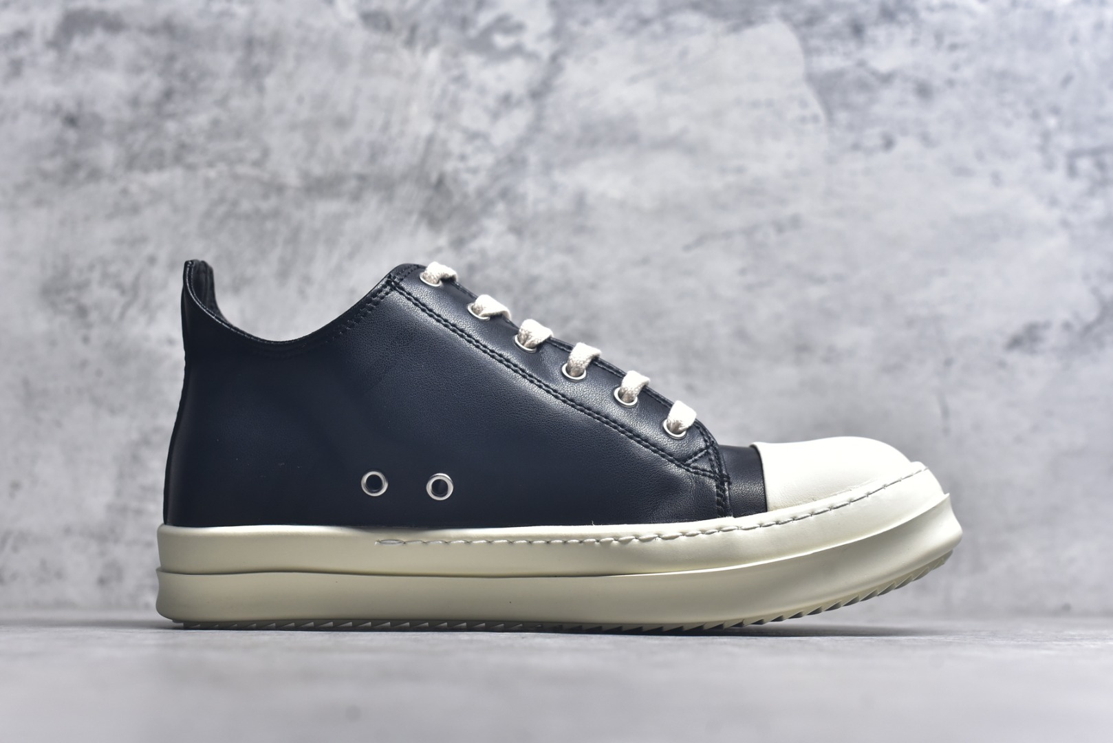 图片[3]-#Rick Owens Jumbo Laces 圆头面包鞋 采用水染粒面羔羊皮鞋面材质 质感无敌 胖丁面包鞋设计 内附有记忆海绵 柔软舒适又增添胖萌可爱 TPU高密度大底 一比一规格天地盖礼盒 全套配件齐全 质感爆棚的鞋款 尺码：36 37 38 39 40 41 42 43 44 45-选品中心