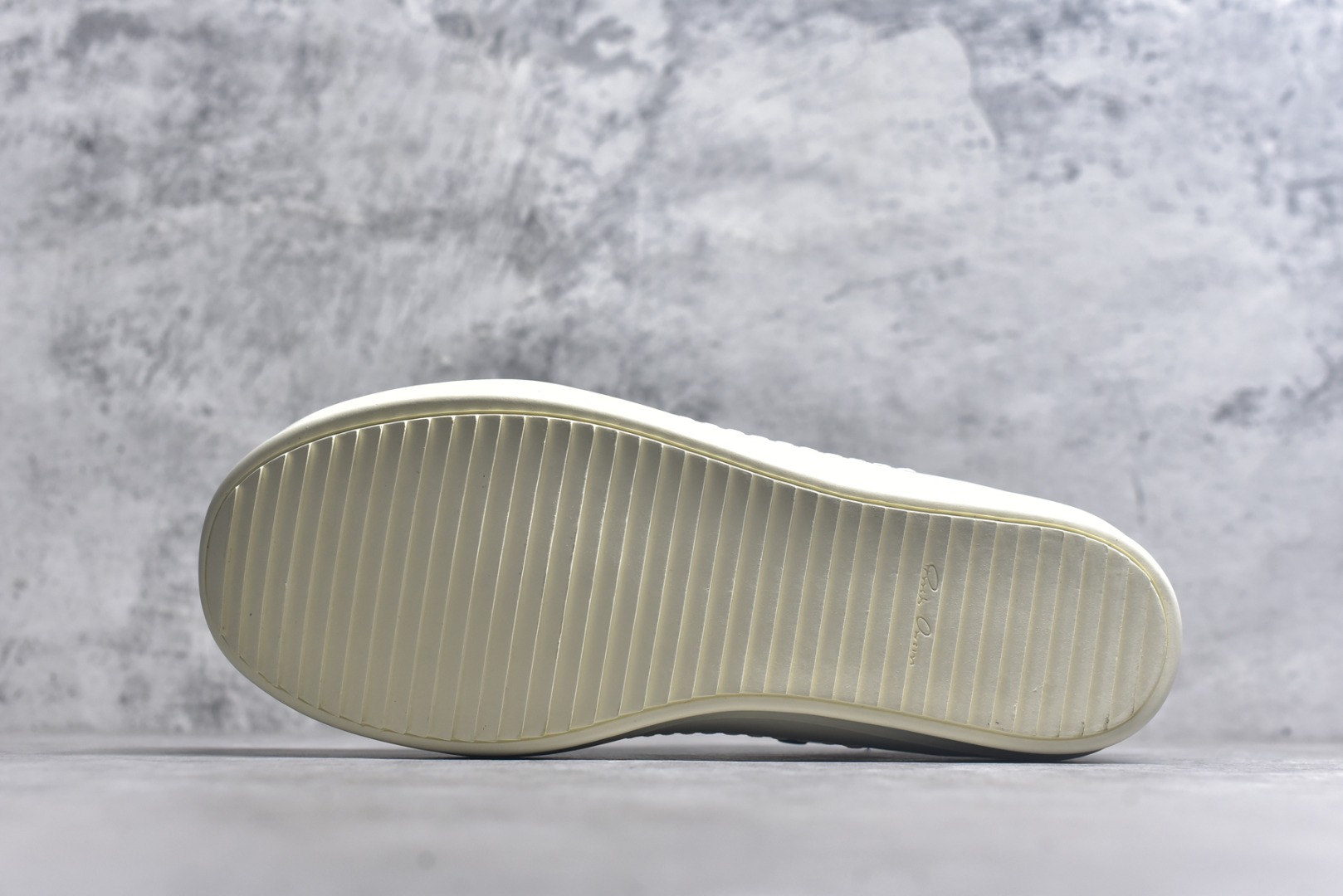 图片[6]-#Rick Owens Jumbo Laces 圆头面包鞋 采用水染粒面羔羊皮鞋面材质 质感无敌 胖丁面包鞋设计 内附有记忆海绵 柔软舒适又增添胖萌可爱 TPU高密度大底 一比一规格天地盖礼盒 全套配件齐全 质感爆棚的鞋款 尺码：36 37 38 39 40 41 42 43 44 45-选品中心