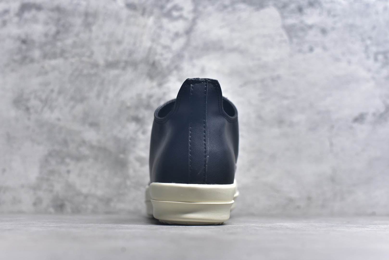 图片[5]-#Rick Owens Jumbo Laces 圆头面包鞋 采用水染粒面羔羊皮鞋面材质 质感无敌 胖丁面包鞋设计 内附有记忆海绵 柔软舒适又增添胖萌可爱 TPU高密度大底 一比一规格天地盖礼盒 全套配件齐全 质感爆棚的鞋款 尺码：36 37 38 39 40 41 42 43 44 45-选品中心