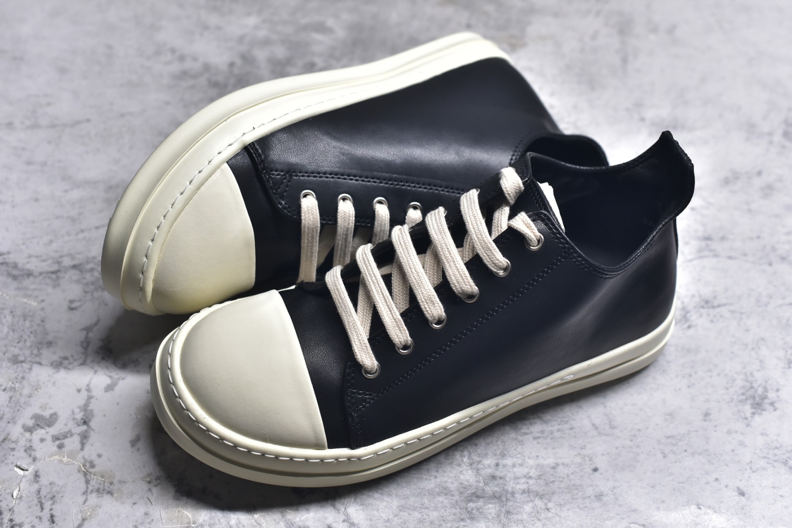 图片[7]-#Rick Owens Jumbo Laces 圆头面包鞋 采用水染粒面羔羊皮鞋面材质 质感无敌 胖丁面包鞋设计 内附有记忆海绵 柔软舒适又增添胖萌可爱 TPU高密度大底 一比一规格天地盖礼盒 全套配件齐全 质感爆棚的鞋款 尺码：36 37 38 39 40 41 42 43 44 45-选品中心