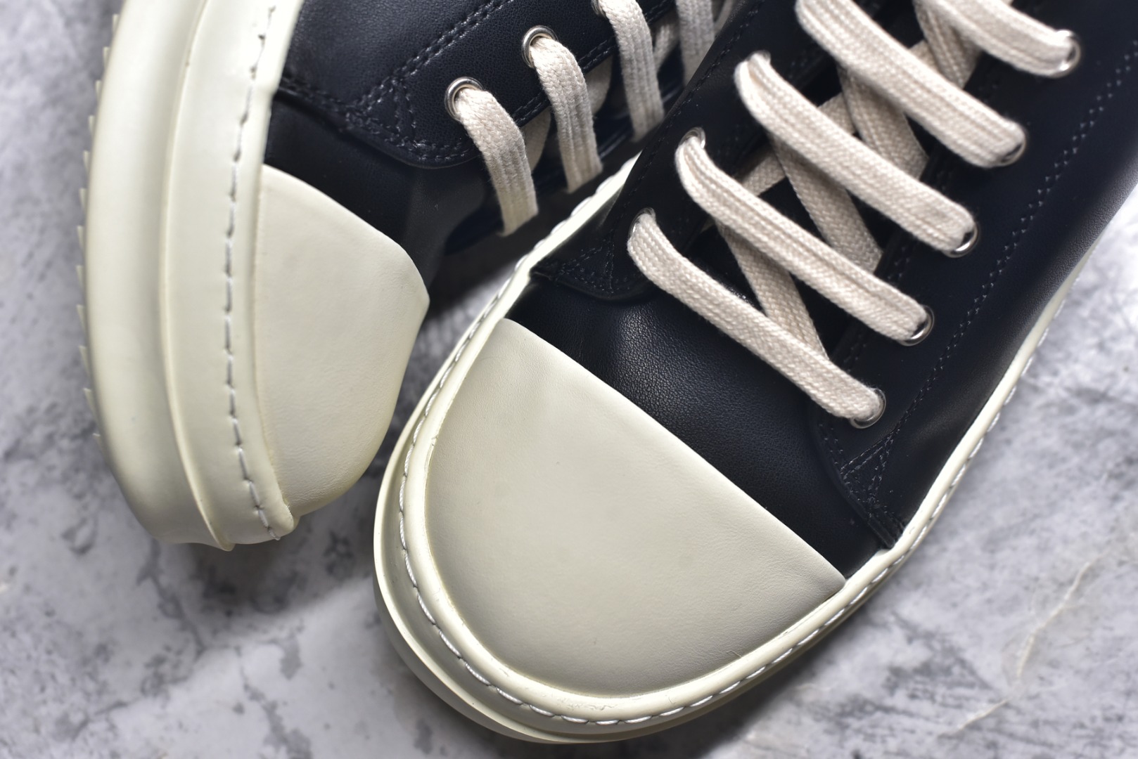 图片[8]-#Rick Owens Jumbo Laces 圆头面包鞋 采用水染粒面羔羊皮鞋面材质 质感无敌 胖丁面包鞋设计 内附有记忆海绵 柔软舒适又增添胖萌可爱 TPU高密度大底 一比一规格天地盖礼盒 全套配件齐全 质感爆棚的鞋款 尺码：36 37 38 39 40 41 42 43 44 45-选品中心