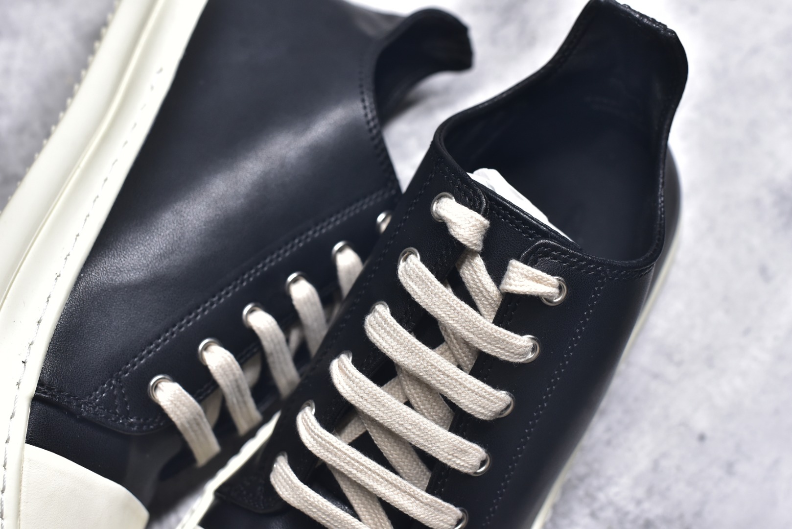 图片[9]-#Rick Owens Jumbo Laces 圆头面包鞋 采用水染粒面羔羊皮鞋面材质 质感无敌 胖丁面包鞋设计 内附有记忆海绵 柔软舒适又增添胖萌可爱 TPU高密度大底 一比一规格天地盖礼盒 全套配件齐全 质感爆棚的鞋款 尺码：36 37 38 39 40 41 42 43 44 45-选品中心