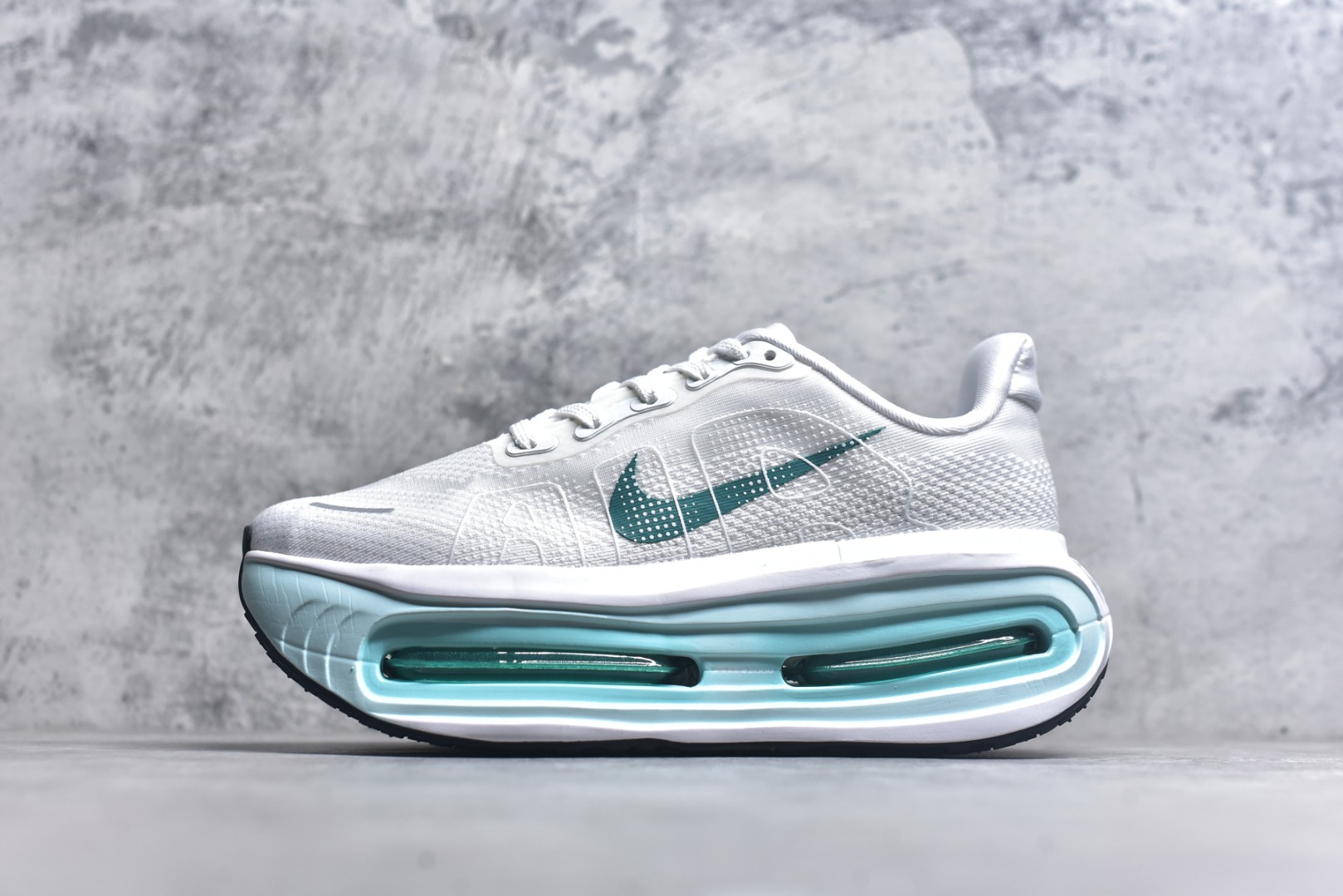 #耐克Nike Vomero premium Air气垫40周年舒适百搭防滑耐磨 支撑缓震低帮 休闲跑步鞋 时尚外观和运动美学 结合泡棉缓震配置复古设计风格 泡棉中底 轻盈缓震 缓震鞋垫 尺码： 36 37 38 39 40 41 42 43 44 45 货号 FN8453-选品中心