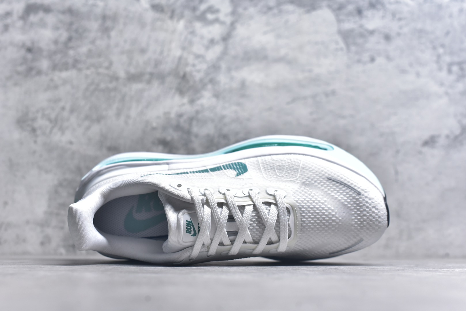 图片[4]-#耐克Nike Vomero premium Air气垫40周年舒适百搭防滑耐磨 支撑缓震低帮 休闲跑步鞋 时尚外观和运动美学 结合泡棉缓震配置复古设计风格 泡棉中底 轻盈缓震 缓震鞋垫 尺码： 36 37 38 39 40 41 42 43 44 45 货号 FN8453-选品中心