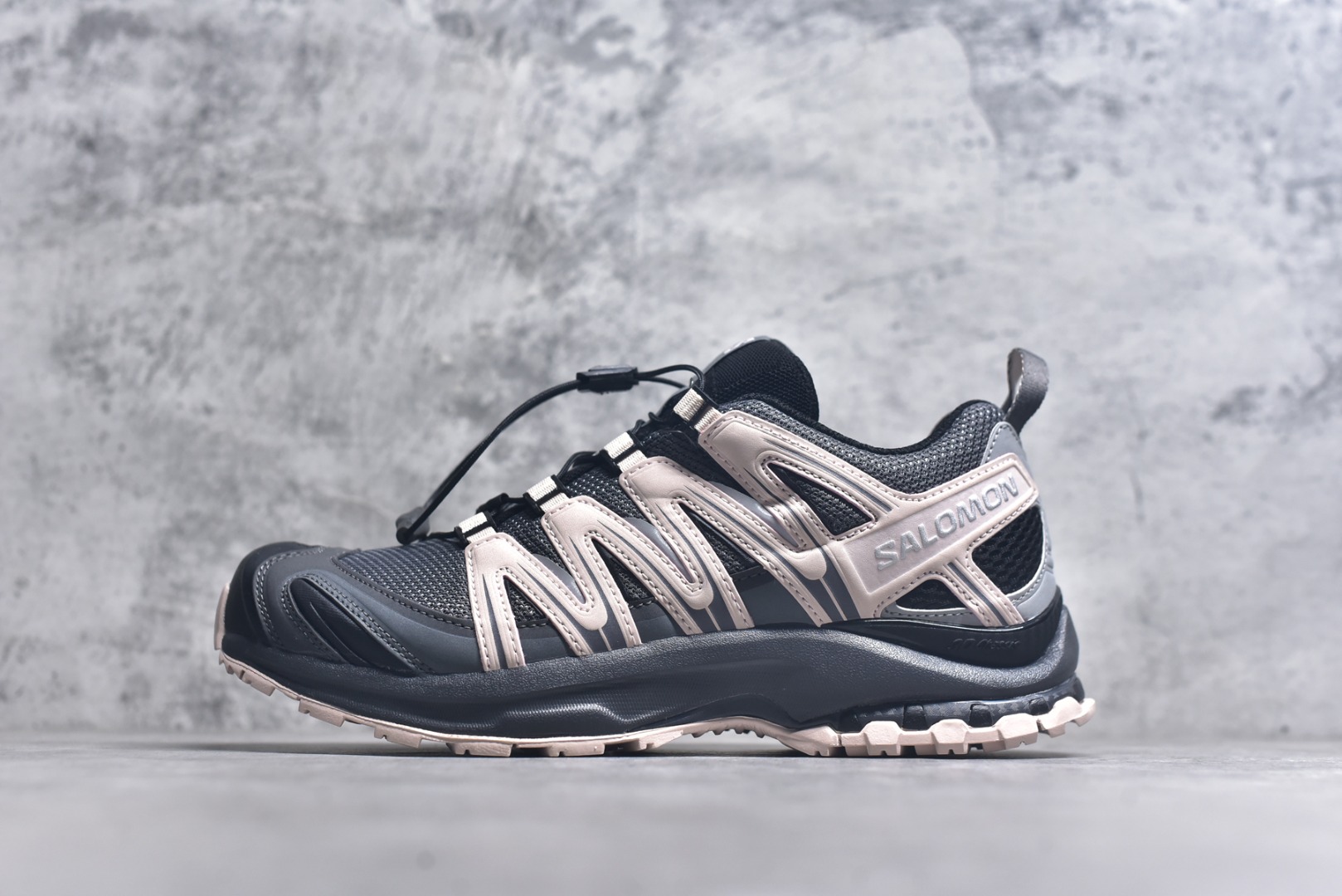 #萨洛蒙 Salomon XA PRO 3D 户外轻便机能鞋 491841 纯原外贸平台特供订单 耗时半年巨作 全套原纸板楦头开发 原厂特供网布配套加持 确保原汁原味 完美呈现版型 原档数据独家私模五层组合大底 男女鞋同步官方开发至46.5 原装Ortholite轻量化鞋垫 中底布带钢印编号 原厂TPU锁扣 进口港宝加持 后跟自然饱满 还原公司包裹性 鞋面以“锯齿”状的包裹系统呈现 在基色底之下加入了各种色点缀 将公司的最新技术和时尚前卫的造型融入耐用的长跑款式中 鞋面由 TPU 薄膜制成 并焊接在高耐磨网眼上 使其既时尚又坚固 由 ACS底盘支撑 可增强稳定性和支撑力 以及由橡胶凸耳 Contragrip外底覆盖的 EVA 缓冲中底 旨在应对崎岖的地形 鞋舌上的彩色Salomon 标签、Quicklace 系统以及鞋头、鞋舌和鞋跟上的附加品牌使细节更加完美 让穿着者可以轻松驾驭户外与通勤下的任何运动生活场景 无缝鞋身户外随意纵横 颜值与脚感兼备 出街通勤 绝对非常吸睛 你值得拥有 尺码：36 36.5 37 38 38.5 39 40 40.5 41 42 42.5 43 44 44.5 45 46-选品中心