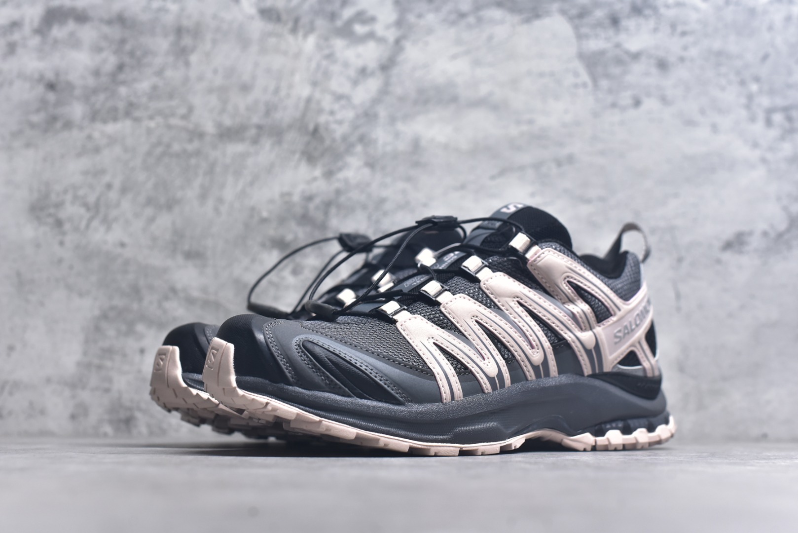 图片[2]-#萨洛蒙 Salomon XA PRO 3D 户外轻便机能鞋 491841 纯原外贸平台特供订单 耗时半年巨作 全套原纸板楦头开发 原厂特供网布配套加持 确保原汁原味 完美呈现版型 原档数据独家私模五层组合大底 男女鞋同步官方开发至46.5 原装Ortholite轻量化鞋垫 中底布带钢印编号 原厂TPU锁扣 进口港宝加持 后跟自然饱满 还原公司包裹性 鞋面以“锯齿”状的包裹系统呈现 在基色底之下加入了各种色点缀 将公司的最新技术和时尚前卫的造型融入耐用的长跑款式中 鞋面由 TPU 薄膜制成 并焊接在高耐磨网眼上 使其既时尚又坚固 由 ACS底盘支撑 可增强稳定性和支撑力 以及由橡胶凸耳 Contragrip外底覆盖的 EVA 缓冲中底 旨在应对崎岖的地形 鞋舌上的彩色Salomon 标签、Quicklace 系统以及鞋头、鞋舌和鞋跟上的附加品牌使细节更加完美 让穿着者可以轻松驾驭户外与通勤下的任何运动生活场景 无缝鞋身户外随意纵横 颜值与脚感兼备 出街通勤 绝对非常吸睛 你值得拥有 尺码：36 36.5 37 38 38.5 39 40 40.5 41 42 42.5 43 44 44.5 45 46-选品中心