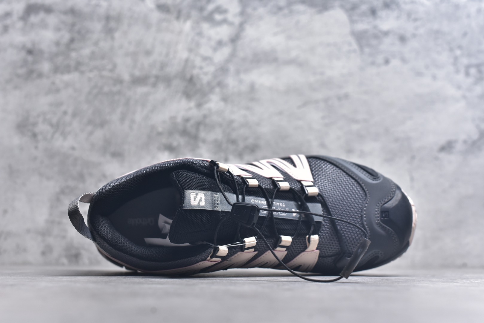 图片[4]-#萨洛蒙 Salomon XA PRO 3D 户外轻便机能鞋 491841 纯原外贸平台特供订单 耗时半年巨作 全套原纸板楦头开发 原厂特供网布配套加持 确保原汁原味 完美呈现版型 原档数据独家私模五层组合大底 男女鞋同步官方开发至46.5 原装Ortholite轻量化鞋垫 中底布带钢印编号 原厂TPU锁扣 进口港宝加持 后跟自然饱满 还原公司包裹性 鞋面以“锯齿”状的包裹系统呈现 在基色底之下加入了各种色点缀 将公司的最新技术和时尚前卫的造型融入耐用的长跑款式中 鞋面由 TPU 薄膜制成 并焊接在高耐磨网眼上 使其既时尚又坚固 由 ACS底盘支撑 可增强稳定性和支撑力 以及由橡胶凸耳 Contragrip外底覆盖的 EVA 缓冲中底 旨在应对崎岖的地形 鞋舌上的彩色Salomon 标签、Quicklace 系统以及鞋头、鞋舌和鞋跟上的附加品牌使细节更加完美 让穿着者可以轻松驾驭户外与通勤下的任何运动生活场景 无缝鞋身户外随意纵横 颜值与脚感兼备 出街通勤 绝对非常吸睛 你值得拥有 尺码：36 36.5 37 38 38.5 39 40 40.5 41 42 42.5 43 44 44.5 45 46-选品中心