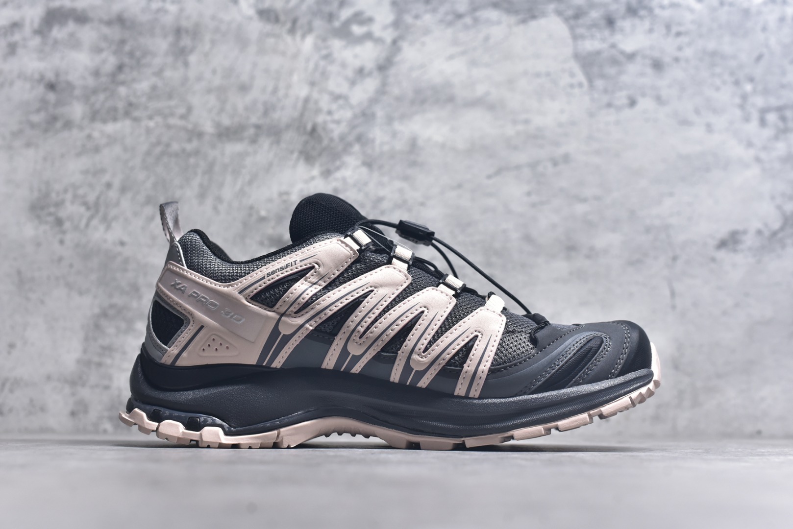 图片[3]-#萨洛蒙 Salomon XA PRO 3D 户外轻便机能鞋 491841 纯原外贸平台特供订单 耗时半年巨作 全套原纸板楦头开发 原厂特供网布配套加持 确保原汁原味 完美呈现版型 原档数据独家私模五层组合大底 男女鞋同步官方开发至46.5 原装Ortholite轻量化鞋垫 中底布带钢印编号 原厂TPU锁扣 进口港宝加持 后跟自然饱满 还原公司包裹性 鞋面以“锯齿”状的包裹系统呈现 在基色底之下加入了各种色点缀 将公司的最新技术和时尚前卫的造型融入耐用的长跑款式中 鞋面由 TPU 薄膜制成 并焊接在高耐磨网眼上 使其既时尚又坚固 由 ACS底盘支撑 可增强稳定性和支撑力 以及由橡胶凸耳 Contragrip外底覆盖的 EVA 缓冲中底 旨在应对崎岖的地形 鞋舌上的彩色Salomon 标签、Quicklace 系统以及鞋头、鞋舌和鞋跟上的附加品牌使细节更加完美 让穿着者可以轻松驾驭户外与通勤下的任何运动生活场景 无缝鞋身户外随意纵横 颜值与脚感兼备 出街通勤 绝对非常吸睛 你值得拥有 尺码：36 36.5 37 38 38.5 39 40 40.5 41 42 42.5 43 44 44.5 45 46-选品中心