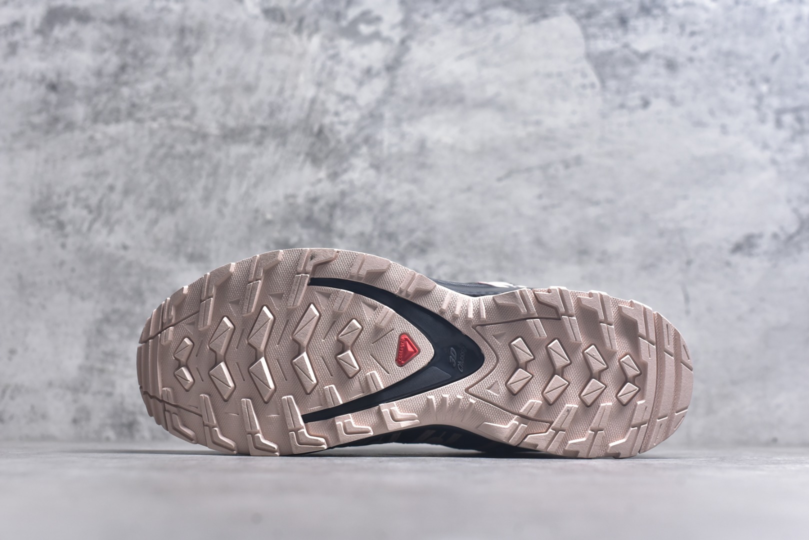 图片[6]-#萨洛蒙 Salomon XA PRO 3D 户外轻便机能鞋 491841 纯原外贸平台特供订单 耗时半年巨作 全套原纸板楦头开发 原厂特供网布配套加持 确保原汁原味 完美呈现版型 原档数据独家私模五层组合大底 男女鞋同步官方开发至46.5 原装Ortholite轻量化鞋垫 中底布带钢印编号 原厂TPU锁扣 进口港宝加持 后跟自然饱满 还原公司包裹性 鞋面以“锯齿”状的包裹系统呈现 在基色底之下加入了各种色点缀 将公司的最新技术和时尚前卫的造型融入耐用的长跑款式中 鞋面由 TPU 薄膜制成 并焊接在高耐磨网眼上 使其既时尚又坚固 由 ACS底盘支撑 可增强稳定性和支撑力 以及由橡胶凸耳 Contragrip外底覆盖的 EVA 缓冲中底 旨在应对崎岖的地形 鞋舌上的彩色Salomon 标签、Quicklace 系统以及鞋头、鞋舌和鞋跟上的附加品牌使细节更加完美 让穿着者可以轻松驾驭户外与通勤下的任何运动生活场景 无缝鞋身户外随意纵横 颜值与脚感兼备 出街通勤 绝对非常吸睛 你值得拥有 尺码：36 36.5 37 38 38.5 39 40 40.5 41 42 42.5 43 44 44.5 45 46-选品中心