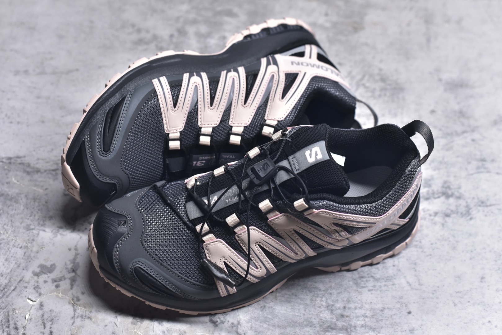 图片[7]-#萨洛蒙 Salomon XA PRO 3D 户外轻便机能鞋 491841 纯原外贸平台特供订单 耗时半年巨作 全套原纸板楦头开发 原厂特供网布配套加持 确保原汁原味 完美呈现版型 原档数据独家私模五层组合大底 男女鞋同步官方开发至46.5 原装Ortholite轻量化鞋垫 中底布带钢印编号 原厂TPU锁扣 进口港宝加持 后跟自然饱满 还原公司包裹性 鞋面以“锯齿”状的包裹系统呈现 在基色底之下加入了各种色点缀 将公司的最新技术和时尚前卫的造型融入耐用的长跑款式中 鞋面由 TPU 薄膜制成 并焊接在高耐磨网眼上 使其既时尚又坚固 由 ACS底盘支撑 可增强稳定性和支撑力 以及由橡胶凸耳 Contragrip外底覆盖的 EVA 缓冲中底 旨在应对崎岖的地形 鞋舌上的彩色Salomon 标签、Quicklace 系统以及鞋头、鞋舌和鞋跟上的附加品牌使细节更加完美 让穿着者可以轻松驾驭户外与通勤下的任何运动生活场景 无缝鞋身户外随意纵横 颜值与脚感兼备 出街通勤 绝对非常吸睛 你值得拥有 尺码：36 36.5 37 38 38.5 39 40 40.5 41 42 42.5 43 44 44.5 45 46-选品中心