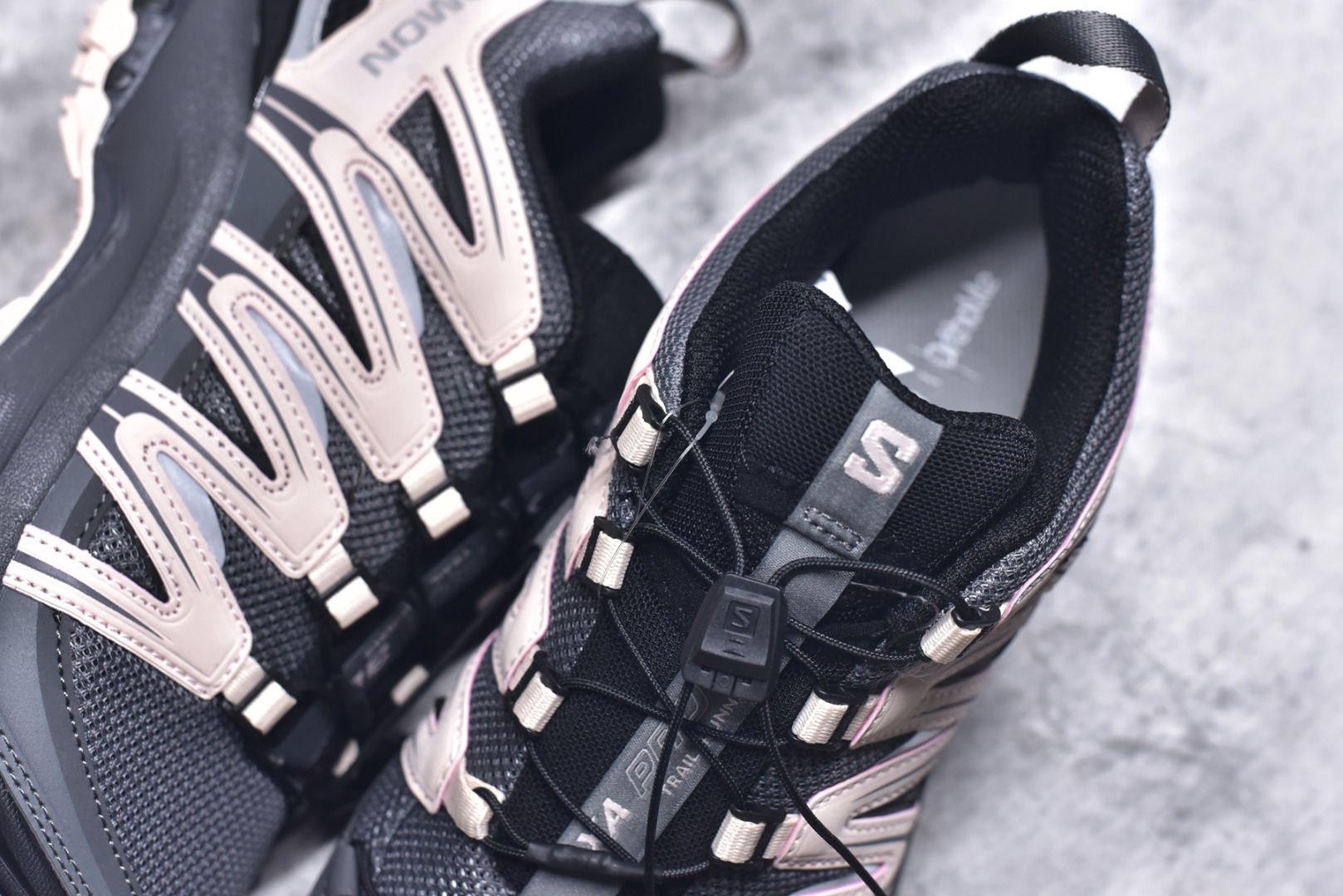 图片[9]-#萨洛蒙 Salomon XA PRO 3D 户外轻便机能鞋 491841 纯原外贸平台特供订单 耗时半年巨作 全套原纸板楦头开发 原厂特供网布配套加持 确保原汁原味 完美呈现版型 原档数据独家私模五层组合大底 男女鞋同步官方开发至46.5 原装Ortholite轻量化鞋垫 中底布带钢印编号 原厂TPU锁扣 进口港宝加持 后跟自然饱满 还原公司包裹性 鞋面以“锯齿”状的包裹系统呈现 在基色底之下加入了各种色点缀 将公司的最新技术和时尚前卫的造型融入耐用的长跑款式中 鞋面由 TPU 薄膜制成 并焊接在高耐磨网眼上 使其既时尚又坚固 由 ACS底盘支撑 可增强稳定性和支撑力 以及由橡胶凸耳 Contragrip外底覆盖的 EVA 缓冲中底 旨在应对崎岖的地形 鞋舌上的彩色Salomon 标签、Quicklace 系统以及鞋头、鞋舌和鞋跟上的附加品牌使细节更加完美 让穿着者可以轻松驾驭户外与通勤下的任何运动生活场景 无缝鞋身户外随意纵横 颜值与脚感兼备 出街通勤 绝对非常吸睛 你值得拥有 尺码：36 36.5 37 38 38.5 39 40 40.5 41 42 42.5 43 44 44.5 45 46-选品中心