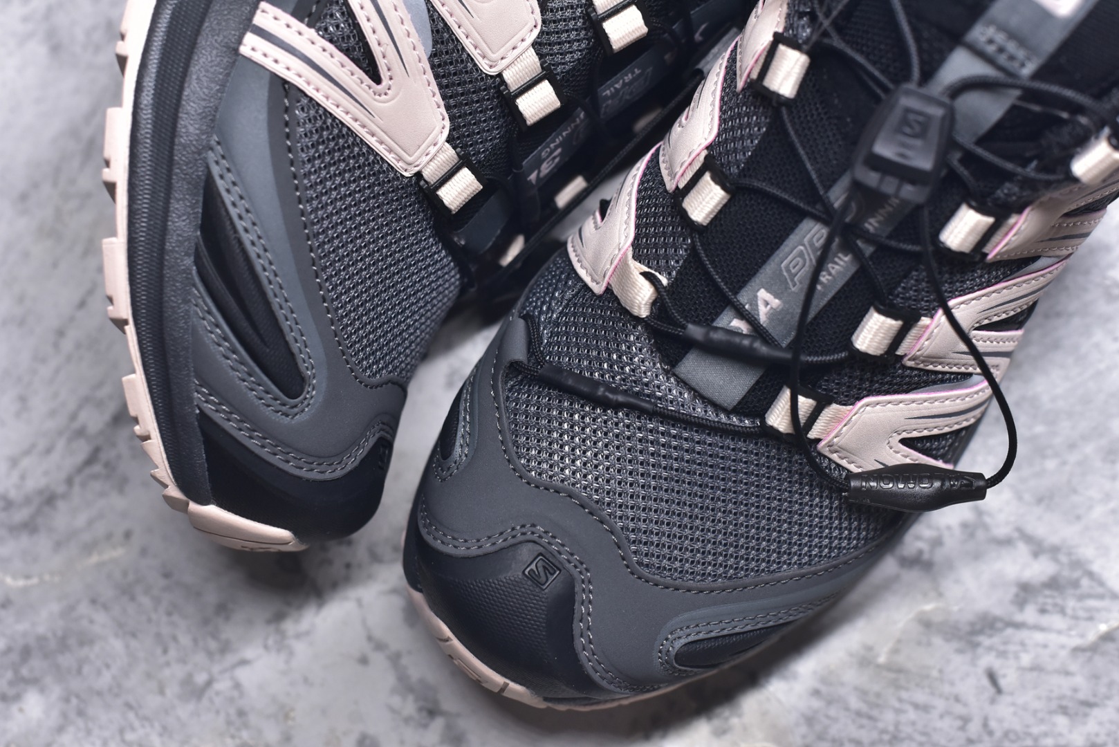 图片[8]-#萨洛蒙 Salomon XA PRO 3D 户外轻便机能鞋 491841 纯原外贸平台特供订单 耗时半年巨作 全套原纸板楦头开发 原厂特供网布配套加持 确保原汁原味 完美呈现版型 原档数据独家私模五层组合大底 男女鞋同步官方开发至46.5 原装Ortholite轻量化鞋垫 中底布带钢印编号 原厂TPU锁扣 进口港宝加持 后跟自然饱满 还原公司包裹性 鞋面以“锯齿”状的包裹系统呈现 在基色底之下加入了各种色点缀 将公司的最新技术和时尚前卫的造型融入耐用的长跑款式中 鞋面由 TPU 薄膜制成 并焊接在高耐磨网眼上 使其既时尚又坚固 由 ACS底盘支撑 可增强稳定性和支撑力 以及由橡胶凸耳 Contragrip外底覆盖的 EVA 缓冲中底 旨在应对崎岖的地形 鞋舌上的彩色Salomon 标签、Quicklace 系统以及鞋头、鞋舌和鞋跟上的附加品牌使细节更加完美 让穿着者可以轻松驾驭户外与通勤下的任何运动生活场景 无缝鞋身户外随意纵横 颜值与脚感兼备 出街通勤 绝对非常吸睛 你值得拥有 尺码：36 36.5 37 38 38.5 39 40 40.5 41 42 42.5 43 44 44.5 45 46-选品中心