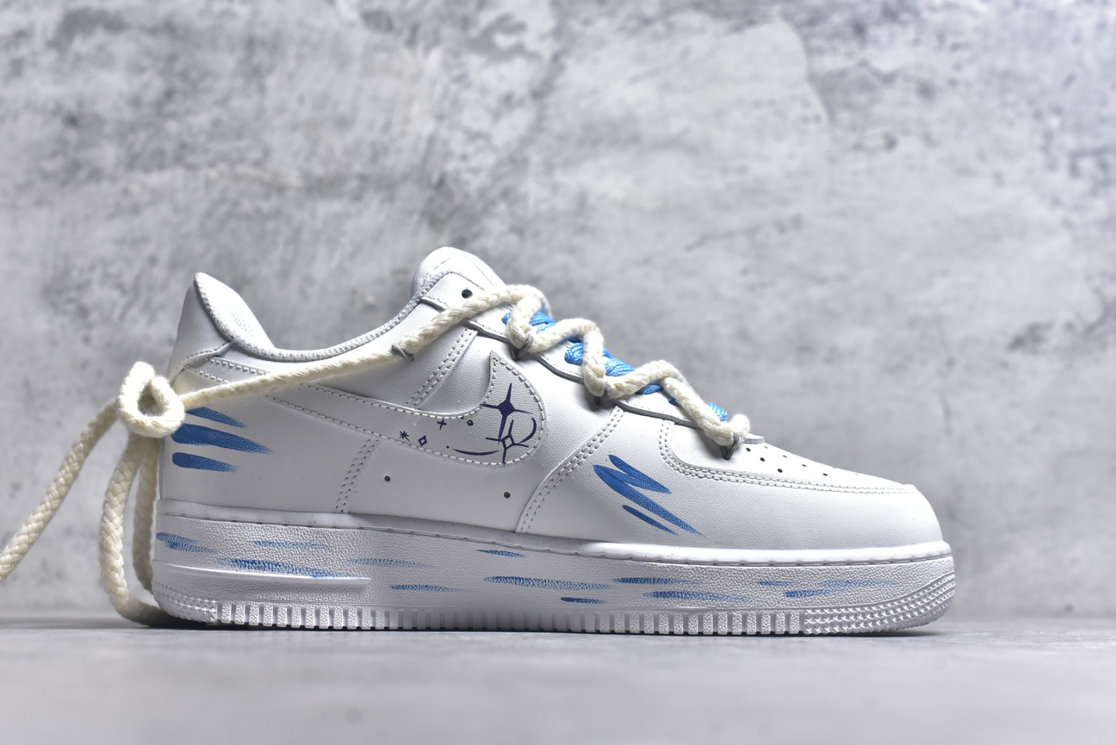图片[3]-#Nike Air Force 1\’07 Low \”Libra\” 手绘涂鸦十二星座系列 天秤座 空军一号低帮休闲板鞋 星座9231023 #以天秤座为灵感核心。鞋身通过创意手绘，将星空元素与代表天秤的符号、色彩巧妙融合，蓝粉等色调交织，似把天秤座的浪漫与平衡感，在鞋面上精心晕染。简约的版型，适配潮流时尚与学院风等多种风格，无论是日常出街，还是校园穿搭，都能轻松成为吸睛焦点，为鞋迷们带来独特的星座潮流体验 尺码：36 36.5 37.5 38 38.5 39 40 40.5 41 42 42.5 43 44 44.5 45 9.D4-选品中心