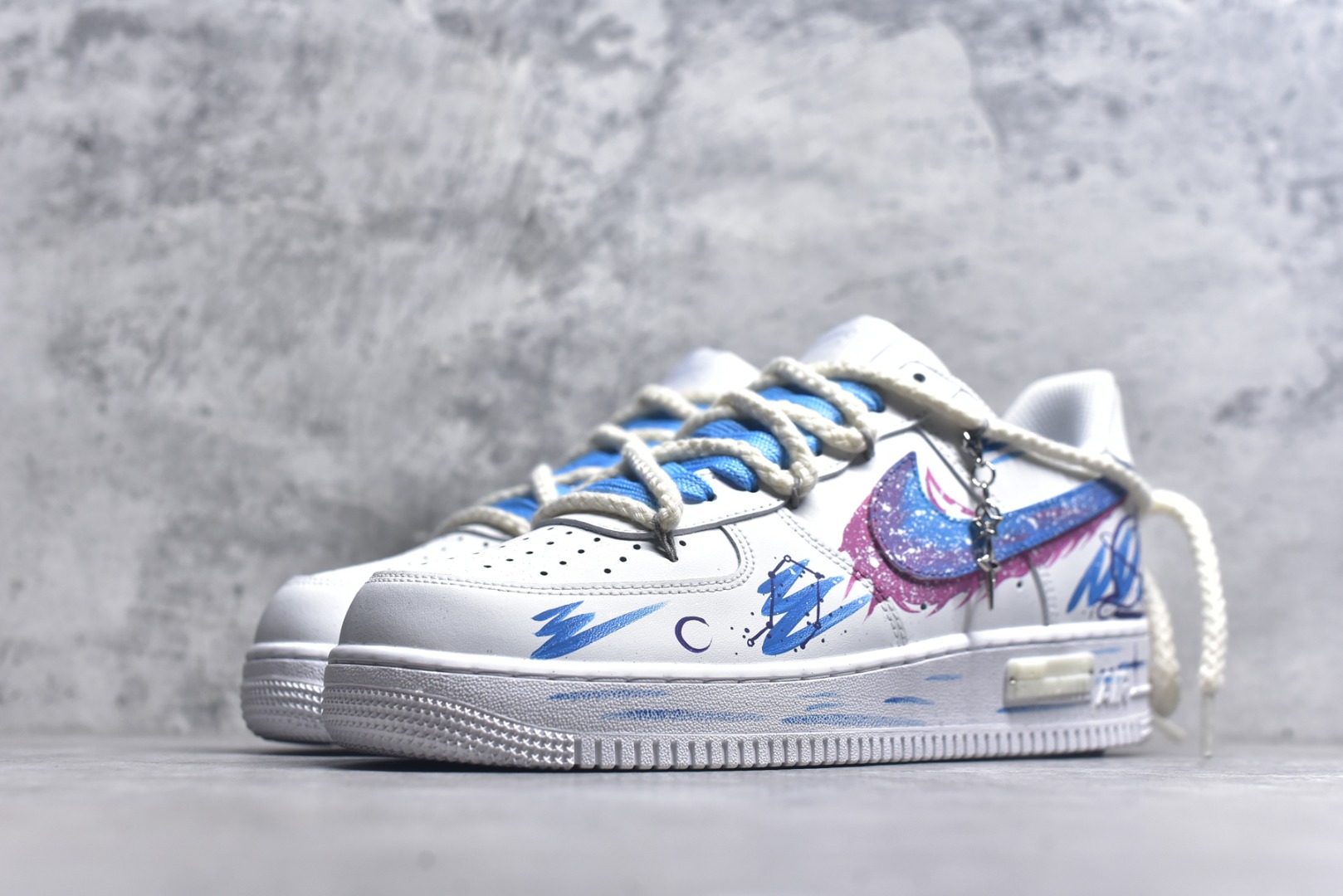 图片[2]-#Nike Air Force 1\’07 Low \”Libra\” 手绘涂鸦十二星座系列 天秤座 空军一号低帮休闲板鞋 星座9231023 #以天秤座为灵感核心。鞋身通过创意手绘，将星空元素与代表天秤的符号、色彩巧妙融合，蓝粉等色调交织，似把天秤座的浪漫与平衡感，在鞋面上精心晕染。简约的版型，适配潮流时尚与学院风等多种风格，无论是日常出街，还是校园穿搭，都能轻松成为吸睛焦点，为鞋迷们带来独特的星座潮流体验 尺码：36 36.5 37.5 38 38.5 39 40 40.5 41 42 42.5 43 44 44.5 45 9.D4-选品中心