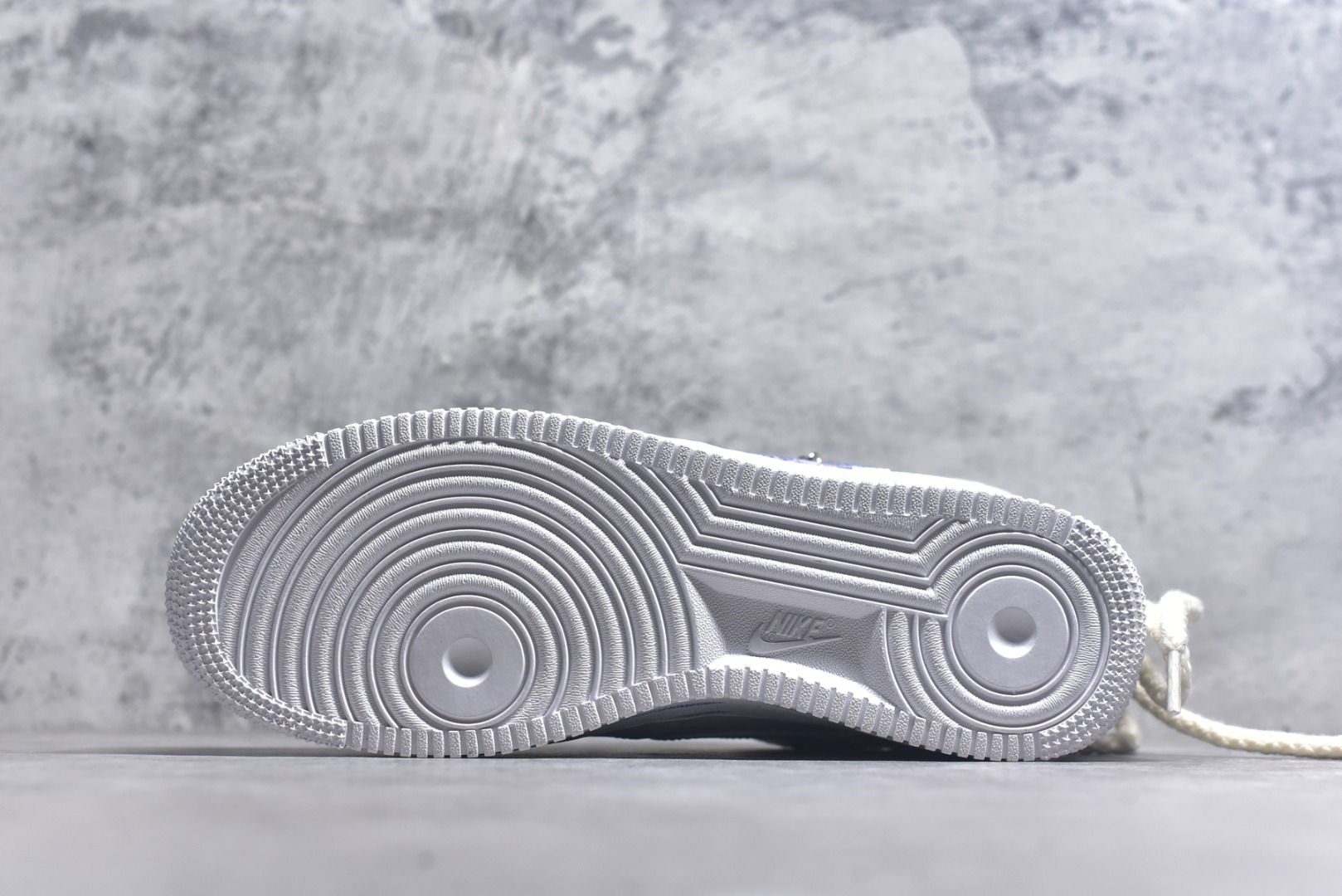 图片[6]-#Nike Air Force 1\’07 Low \”Libra\” 手绘涂鸦十二星座系列 天秤座 空军一号低帮休闲板鞋 星座9231023 #以天秤座为灵感核心。鞋身通过创意手绘，将星空元素与代表天秤的符号、色彩巧妙融合，蓝粉等色调交织，似把天秤座的浪漫与平衡感，在鞋面上精心晕染。简约的版型，适配潮流时尚与学院风等多种风格，无论是日常出街，还是校园穿搭，都能轻松成为吸睛焦点，为鞋迷们带来独特的星座潮流体验 尺码：36 36.5 37.5 38 38.5 39 40 40.5 41 42 42.5 43 44 44.5 45 9.D4-选品中心