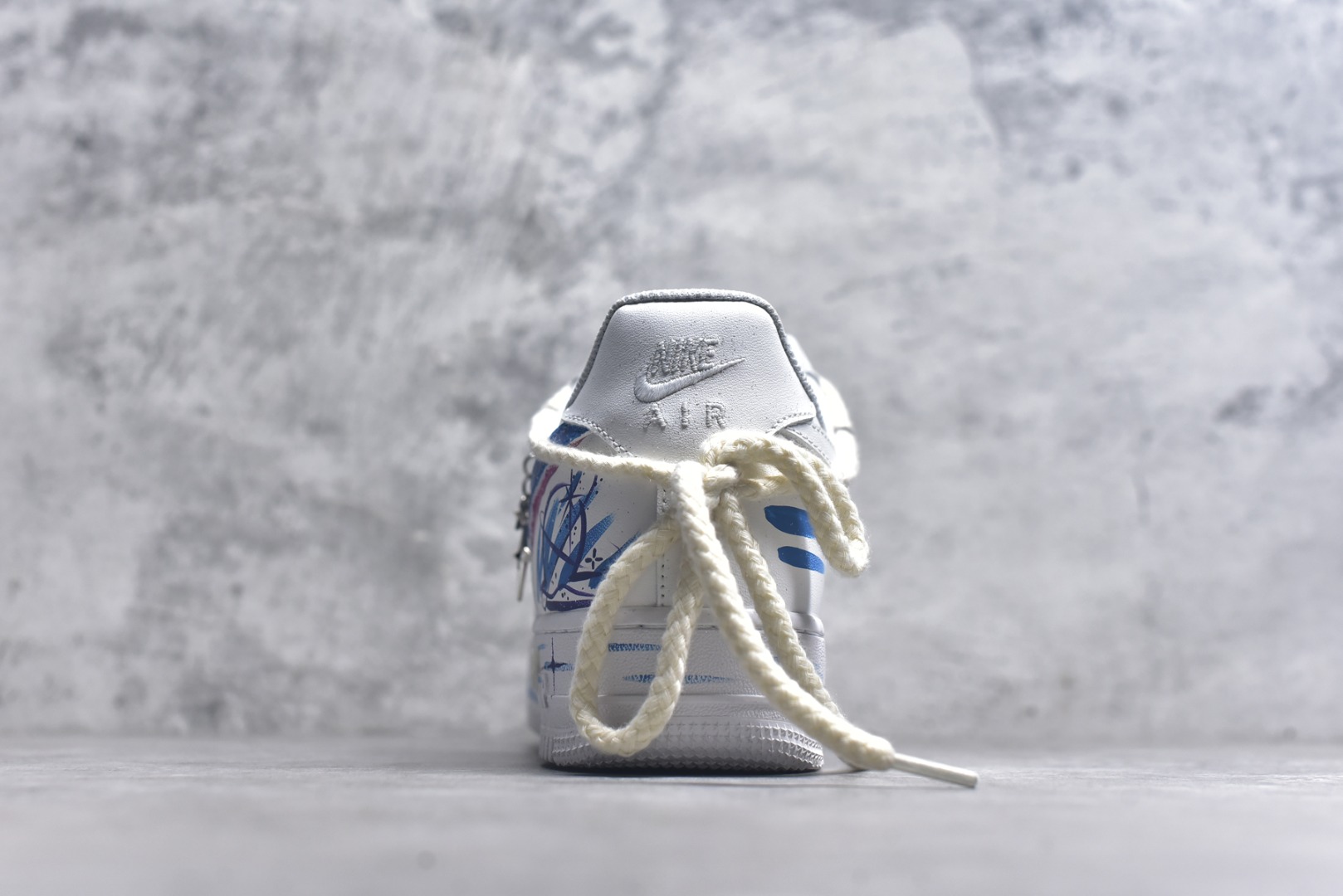 图片[5]-#Nike Air Force 1\’07 Low \”Libra\” 手绘涂鸦十二星座系列 天秤座 空军一号低帮休闲板鞋 星座9231023 #以天秤座为灵感核心。鞋身通过创意手绘，将星空元素与代表天秤的符号、色彩巧妙融合，蓝粉等色调交织，似把天秤座的浪漫与平衡感，在鞋面上精心晕染。简约的版型，适配潮流时尚与学院风等多种风格，无论是日常出街，还是校园穿搭，都能轻松成为吸睛焦点，为鞋迷们带来独特的星座潮流体验 尺码：36 36.5 37.5 38 38.5 39 40 40.5 41 42 42.5 43 44 44.5 45 9.D4-选品中心