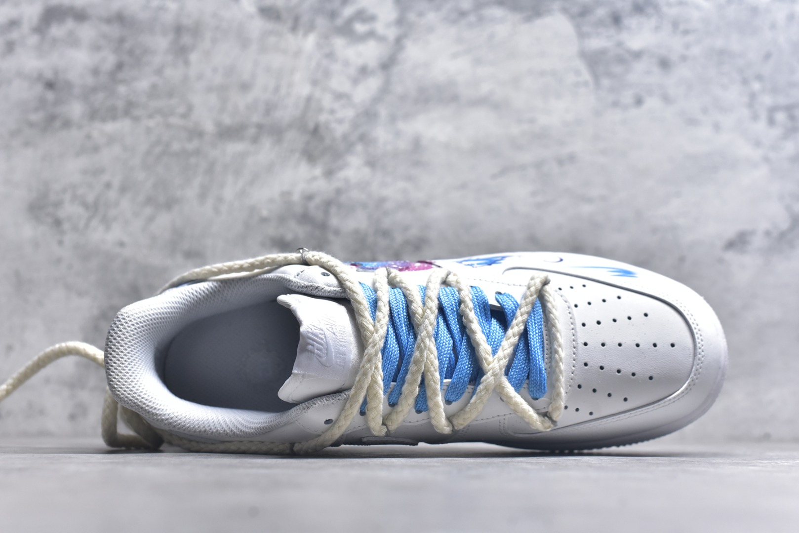 图片[4]-#Nike Air Force 1\’07 Low \”Libra\” 手绘涂鸦十二星座系列 天秤座 空军一号低帮休闲板鞋 星座9231023 #以天秤座为灵感核心。鞋身通过创意手绘，将星空元素与代表天秤的符号、色彩巧妙融合，蓝粉等色调交织，似把天秤座的浪漫与平衡感，在鞋面上精心晕染。简约的版型，适配潮流时尚与学院风等多种风格，无论是日常出街，还是校园穿搭，都能轻松成为吸睛焦点，为鞋迷们带来独特的星座潮流体验 尺码：36 36.5 37.5 38 38.5 39 40 40.5 41 42 42.5 43 44 44.5 45 9.D4-选品中心