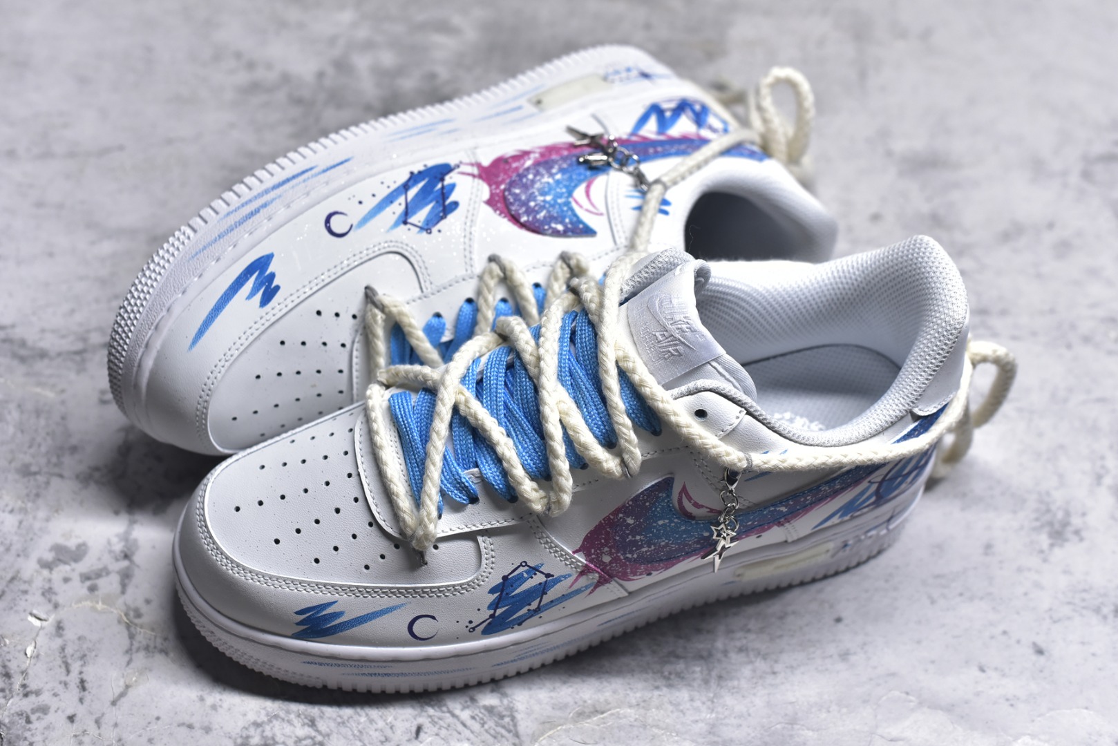 图片[7]-#Nike Air Force 1\’07 Low \”Libra\” 手绘涂鸦十二星座系列 天秤座 空军一号低帮休闲板鞋 星座9231023 #以天秤座为灵感核心。鞋身通过创意手绘，将星空元素与代表天秤的符号、色彩巧妙融合，蓝粉等色调交织，似把天秤座的浪漫与平衡感，在鞋面上精心晕染。简约的版型，适配潮流时尚与学院风等多种风格，无论是日常出街，还是校园穿搭，都能轻松成为吸睛焦点，为鞋迷们带来独特的星座潮流体验 尺码：36 36.5 37.5 38 38.5 39 40 40.5 41 42 42.5 43 44 44.5 45 9.D4-选品中心