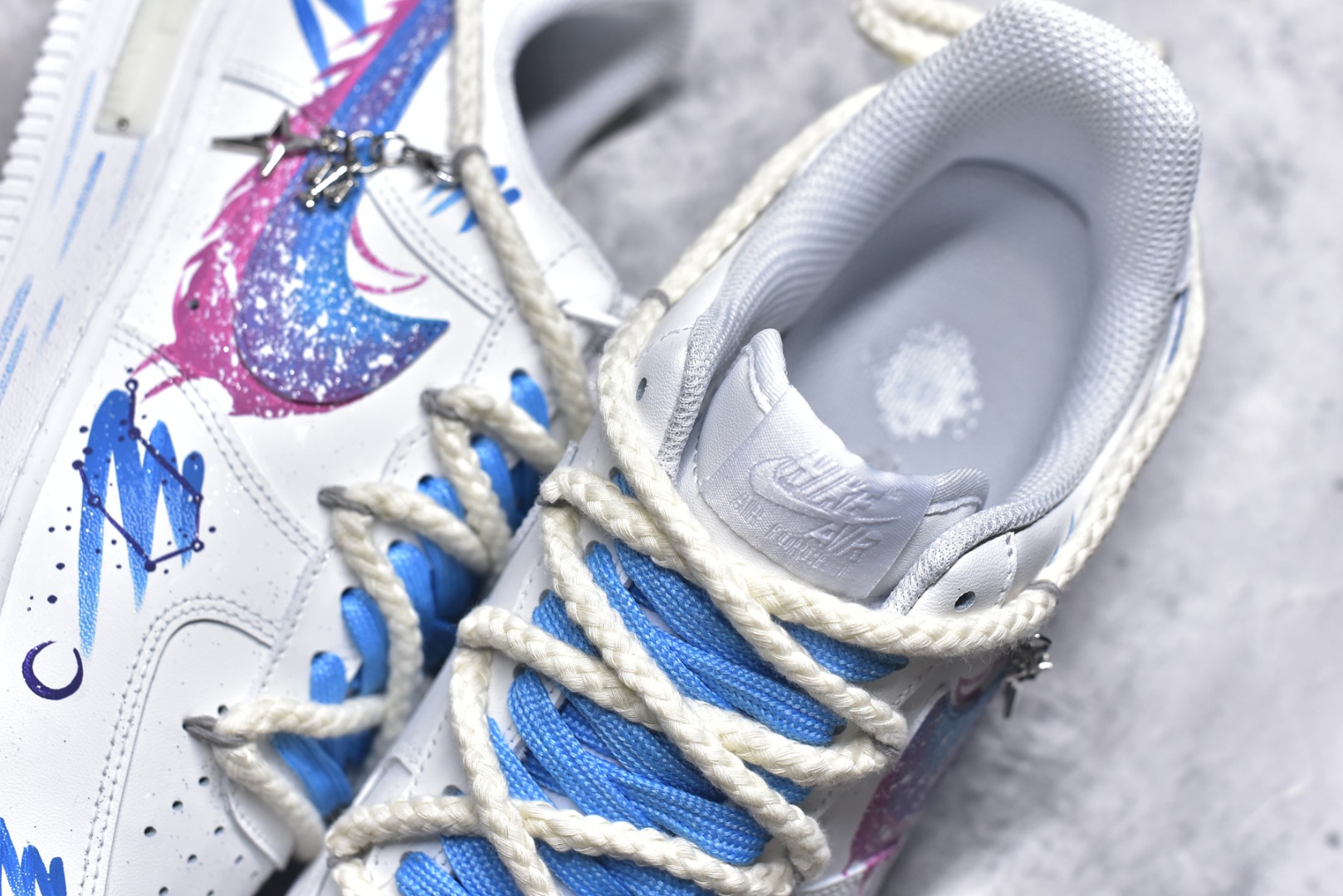 图片[9]-#Nike Air Force 1\’07 Low \”Libra\” 手绘涂鸦十二星座系列 天秤座 空军一号低帮休闲板鞋 星座9231023 #以天秤座为灵感核心。鞋身通过创意手绘，将星空元素与代表天秤的符号、色彩巧妙融合，蓝粉等色调交织，似把天秤座的浪漫与平衡感，在鞋面上精心晕染。简约的版型，适配潮流时尚与学院风等多种风格，无论是日常出街，还是校园穿搭，都能轻松成为吸睛焦点，为鞋迷们带来独特的星座潮流体验 尺码：36 36.5 37.5 38 38.5 39 40 40.5 41 42 42.5 43 44 44.5 45 9.D4-选品中心